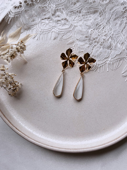 Handgemachte Blumen Brautohrringe mit Tropfenanhänger – Statement Ohrringe zur Hochzeit | Brautschmuck mit 925 Silber | Geschenkidee Geburtstag