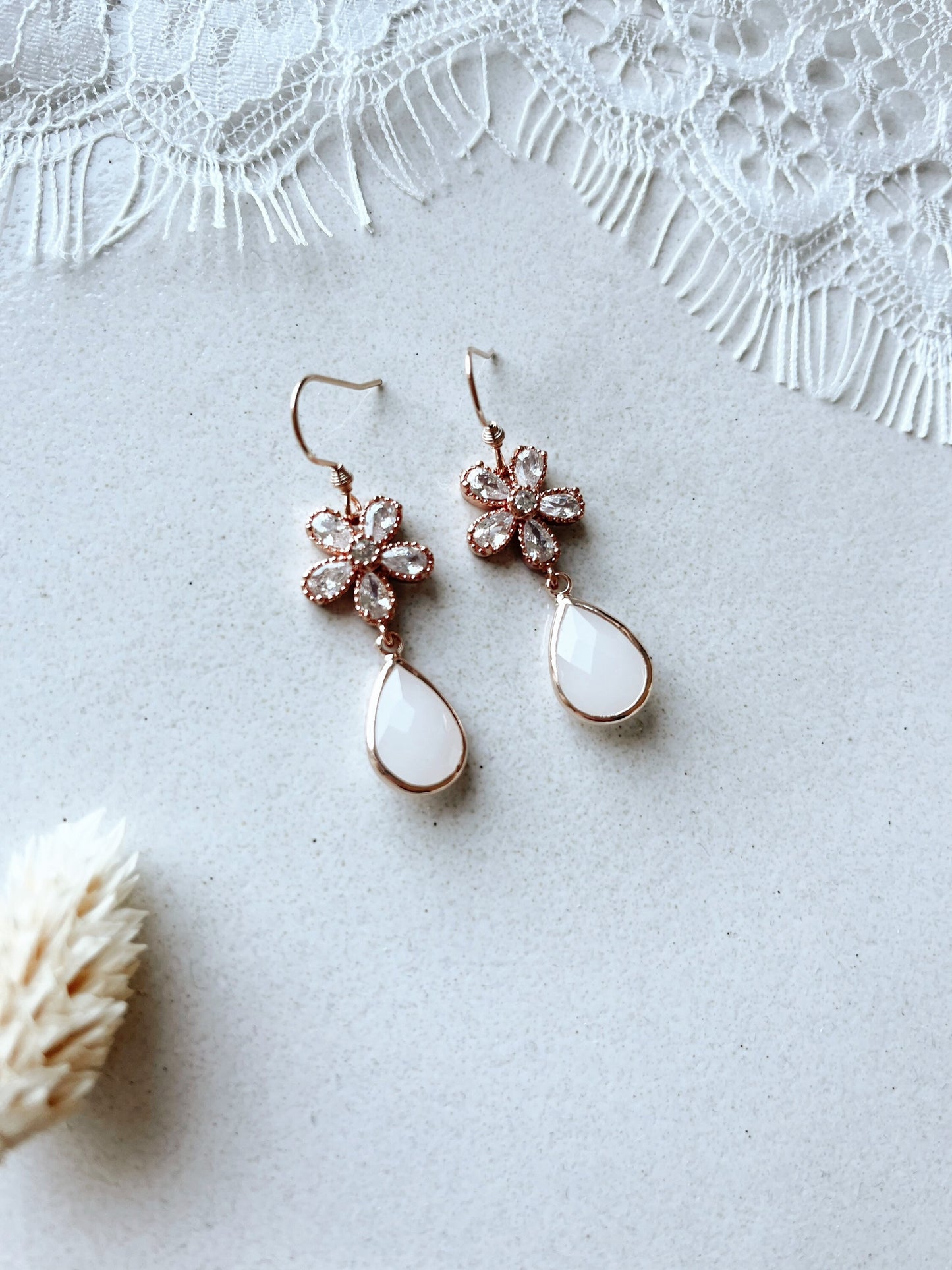 Blumiger Ohrring in Roségold oder Gold Brautschmuck – Handgefertigte Ohrringe mit Zirkoniablüten & Glastropfen | Edelstahl rosévergoldet