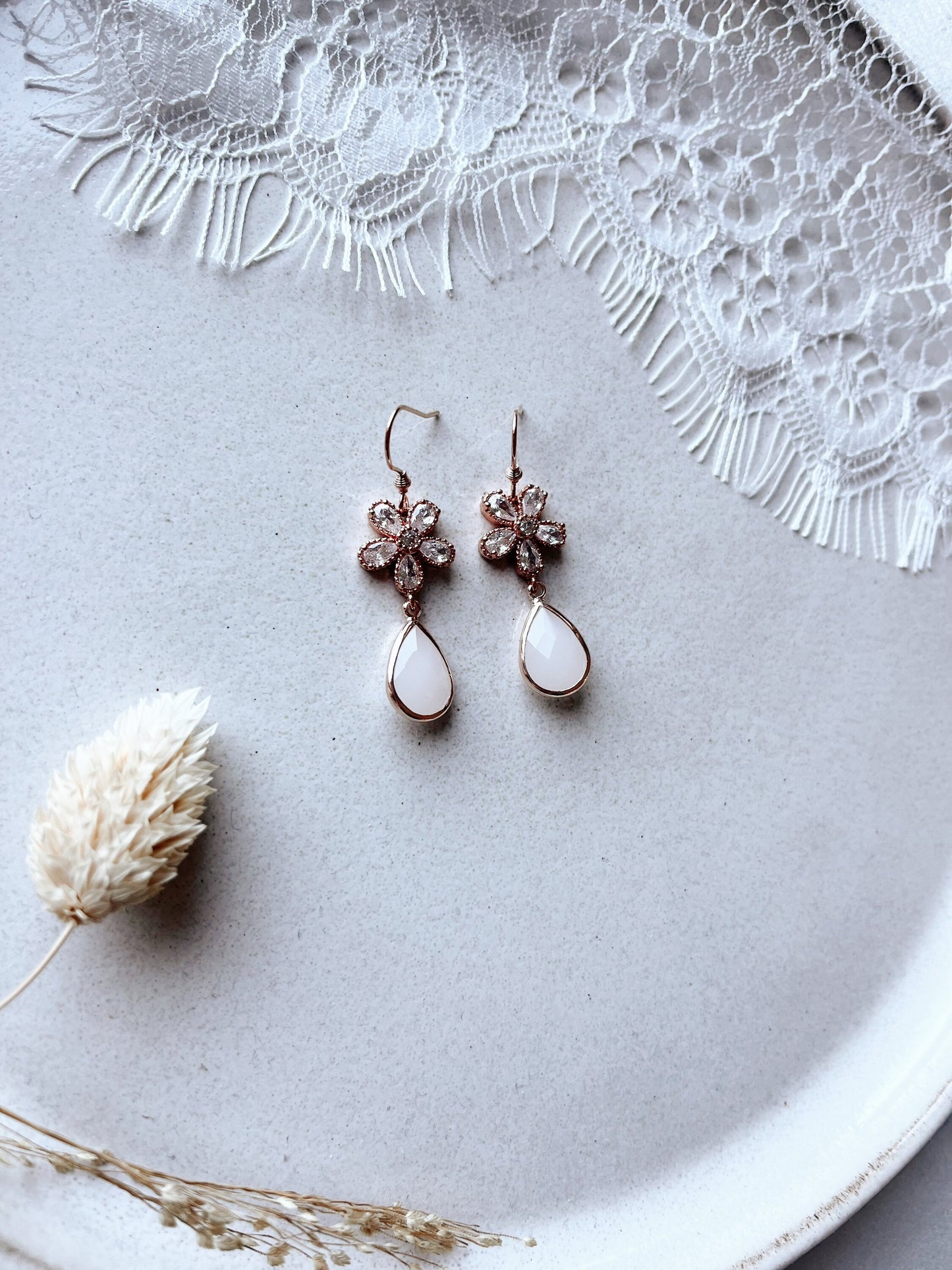 Blumiger Ohrring in Roségold oder Gold Brautschmuck – Handgefertigte Ohrringe mit Zirkoniablüten & Glastropfen | Edelstahl rosévergoldet