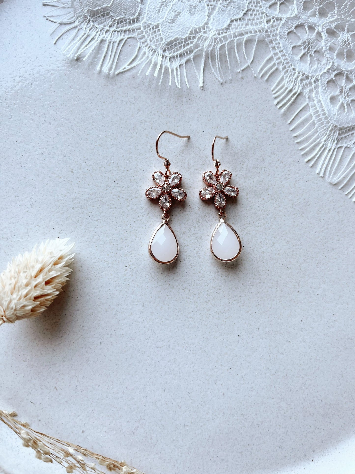 Blumiger Ohrring in Roségold oder Gold Brautschmuck – Handgefertigte Ohrringe mit Zirkoniablüten & Glastropfen | Edelstahl rosévergoldet