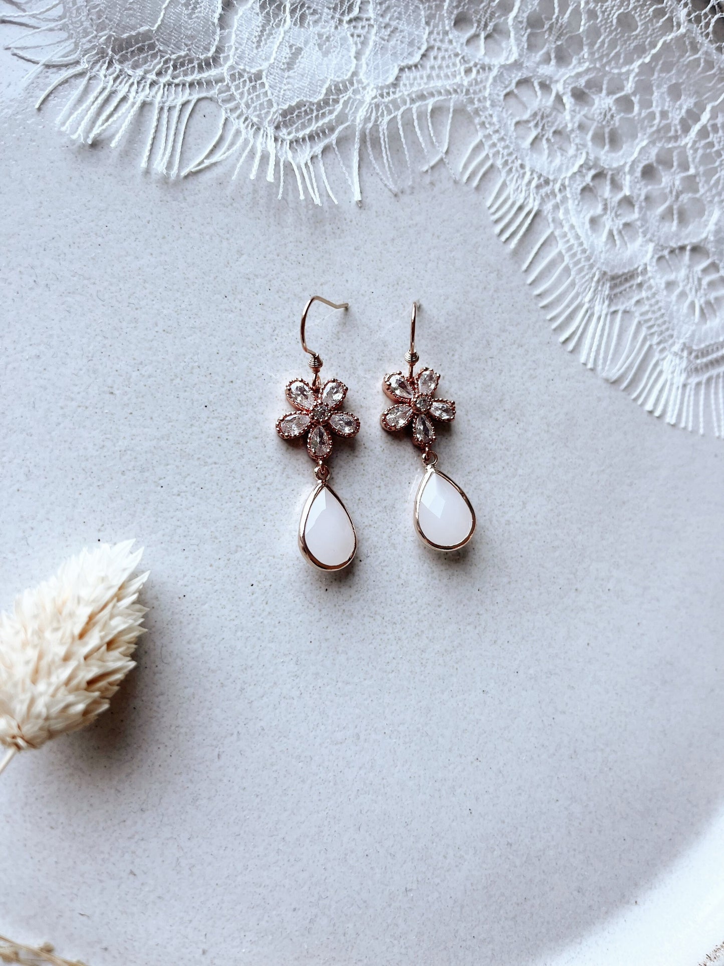 Blumiger Ohrring in Roségold oder Gold Brautschmuck – Handgefertigte Ohrringe mit Zirkoniablüten & Glastropfen | Edelstahl rosévergoldet