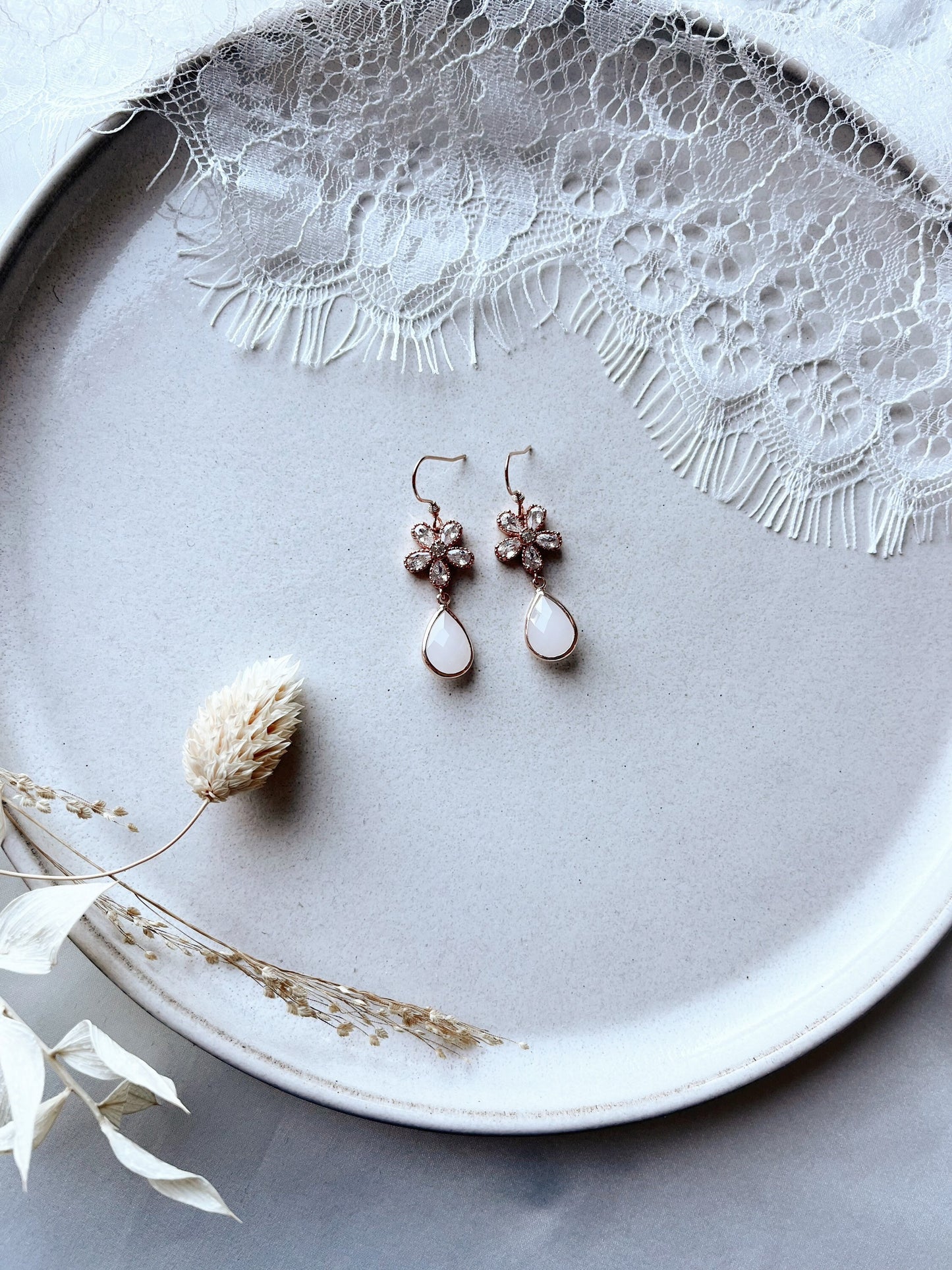 Blumiger Ohrring in Roségold oder Gold Brautschmuck – Handgefertigte Ohrringe mit Zirkoniablüten & Glastropfen | Edelstahl rosévergoldet