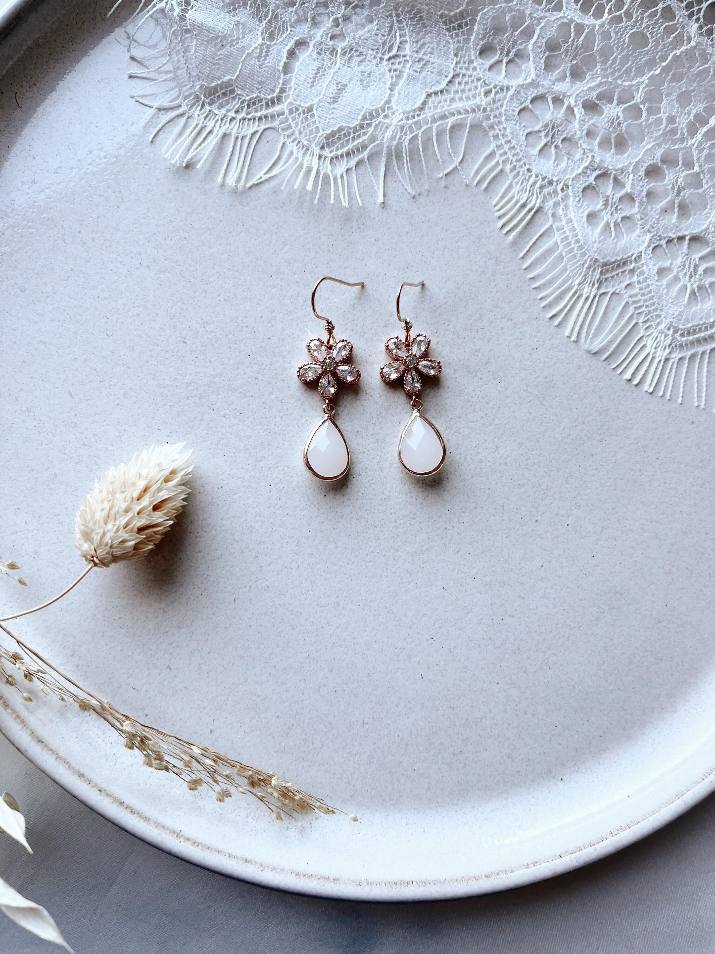 Blumiger Ohrring in Roségold oder Gold Brautschmuck – Handgefertigte Ohrringe mit Zirkoniablüten & Glastropfen | Edelstahl rosévergoldet