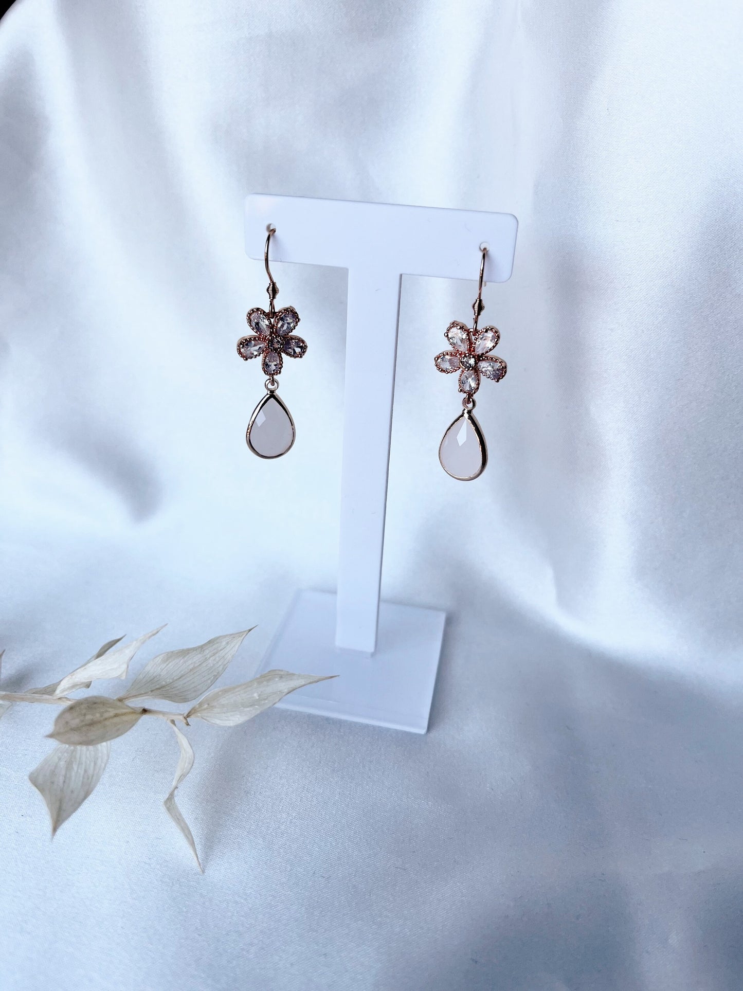 Blumiger Ohrring in Roségold oder Gold Brautschmuck – Handgefertigte Ohrringe mit Zirkoniablüten & Glastropfen | Edelstahl rosévergoldet