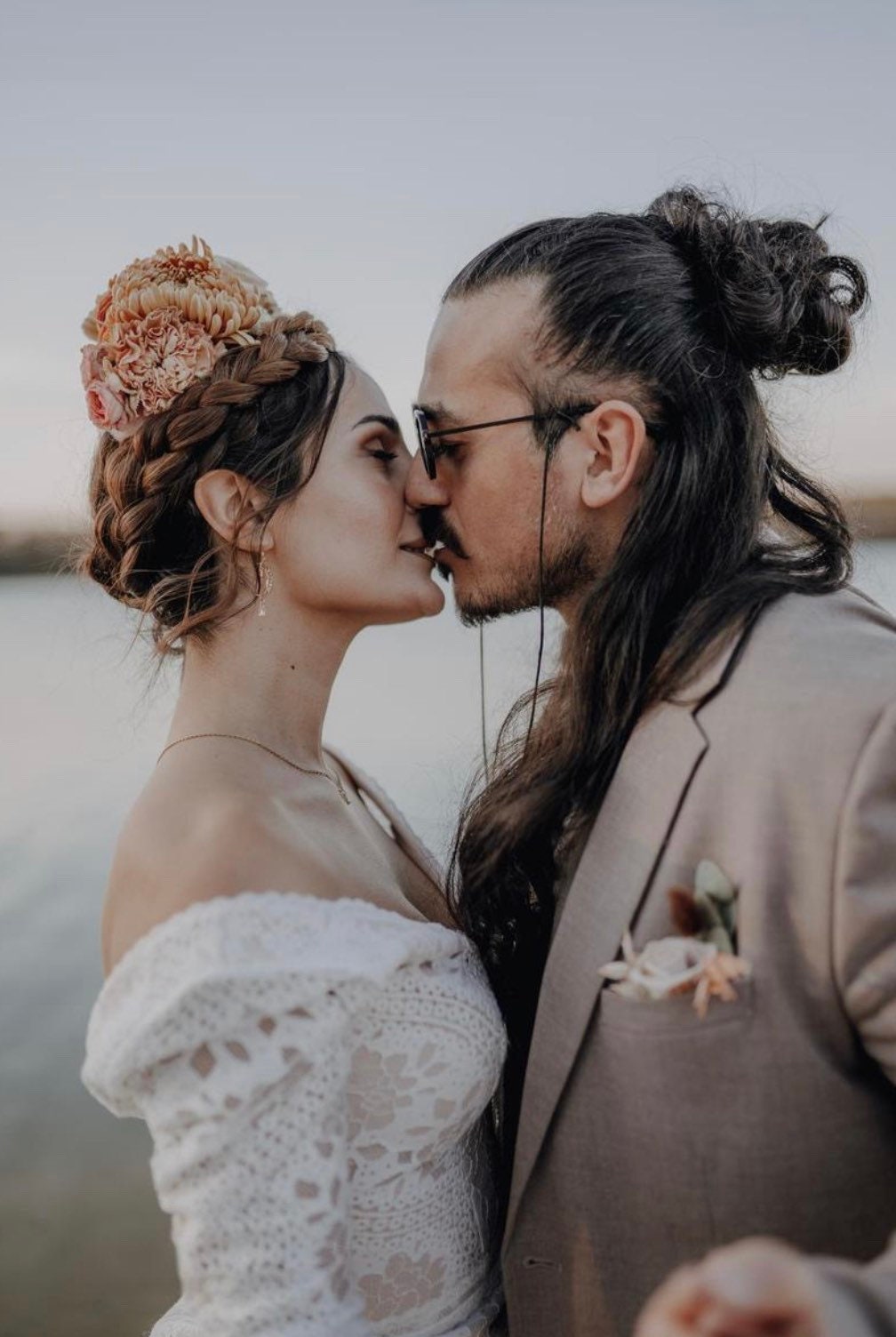 Boho Mondohrringe – Handgefertigte Ohrringe aus Edelstahl mit Strass & vergoldetem Glasanhänger | Schmuck für Boho Bräute & Freigeister