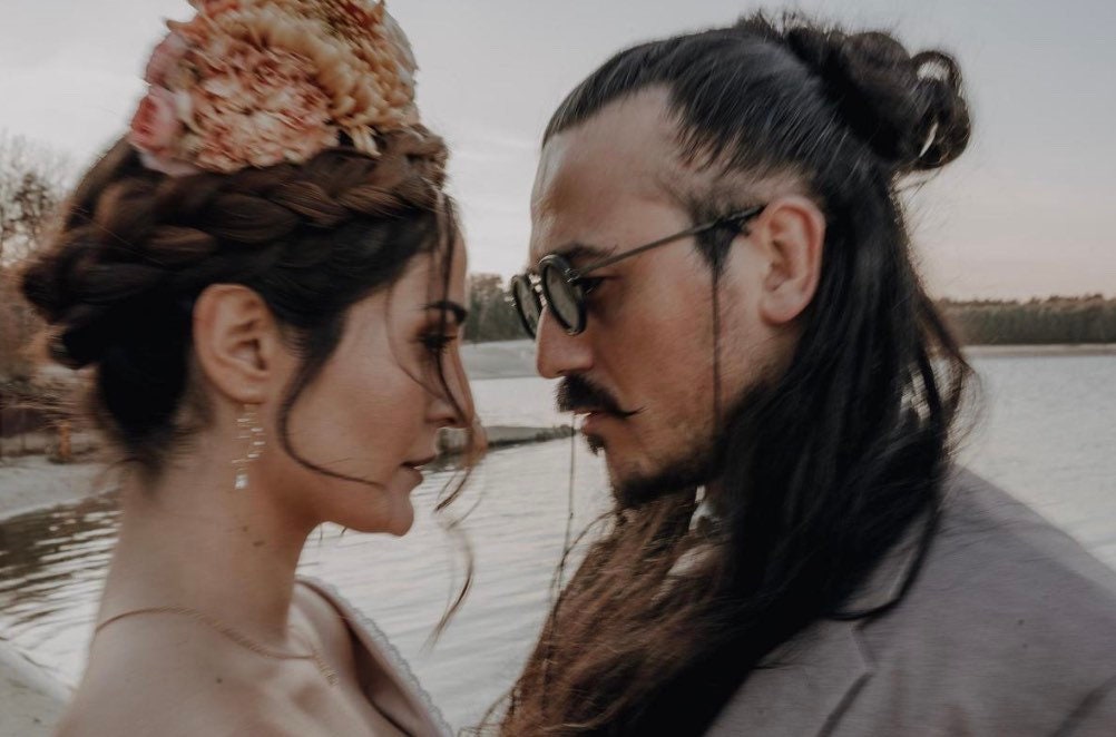 Boho Mondohrringe – Handgefertigte Ohrringe aus Edelstahl mit Strass & vergoldetem Glasanhänger | Schmuck für Boho Bräute & Freigeister