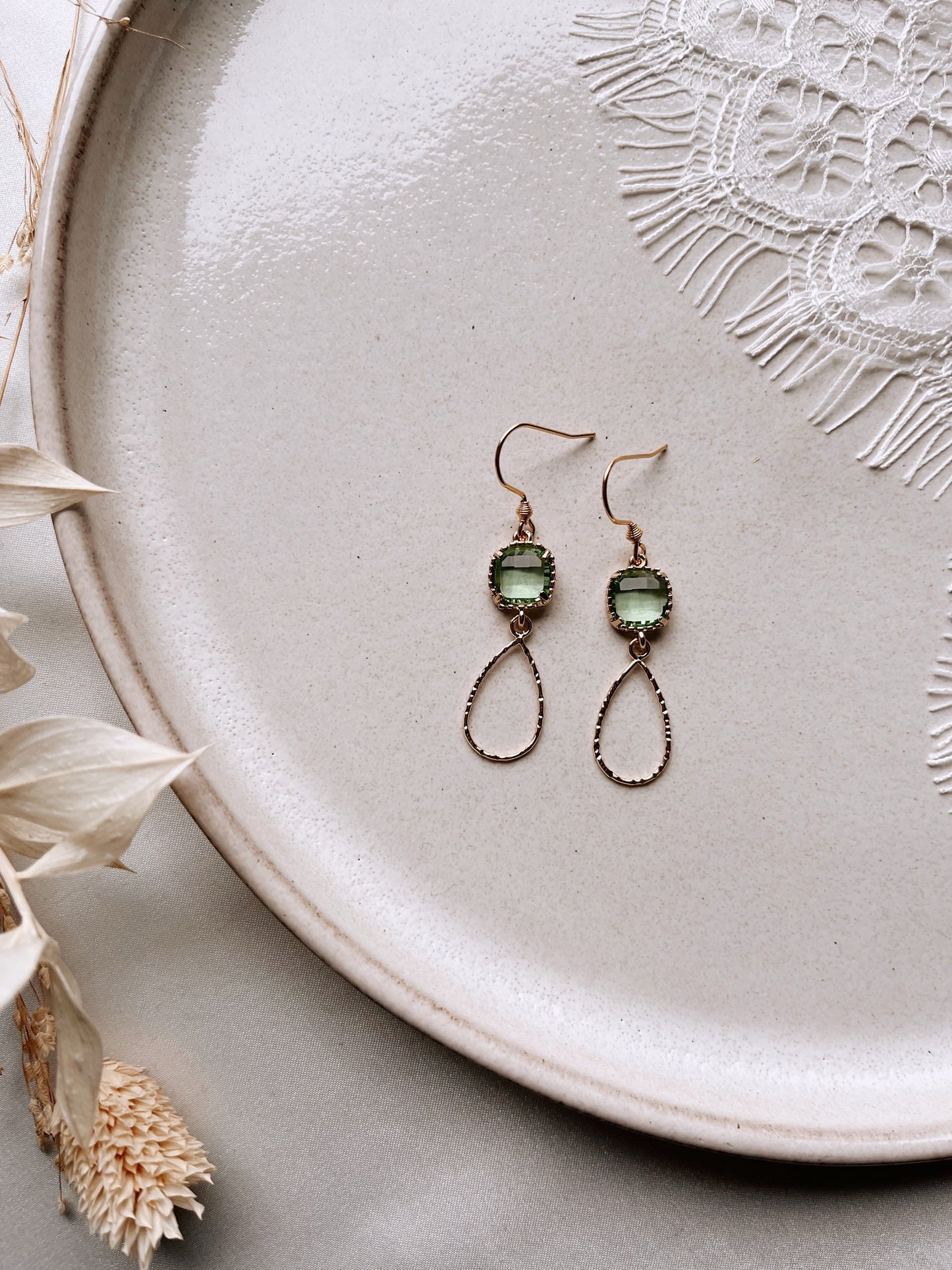 Ohrringe mit grünem Glasstein – Handgefertigte Tropfenohrringe aus Edelstahl | Eleganter Schmuck in Gold oder Silber