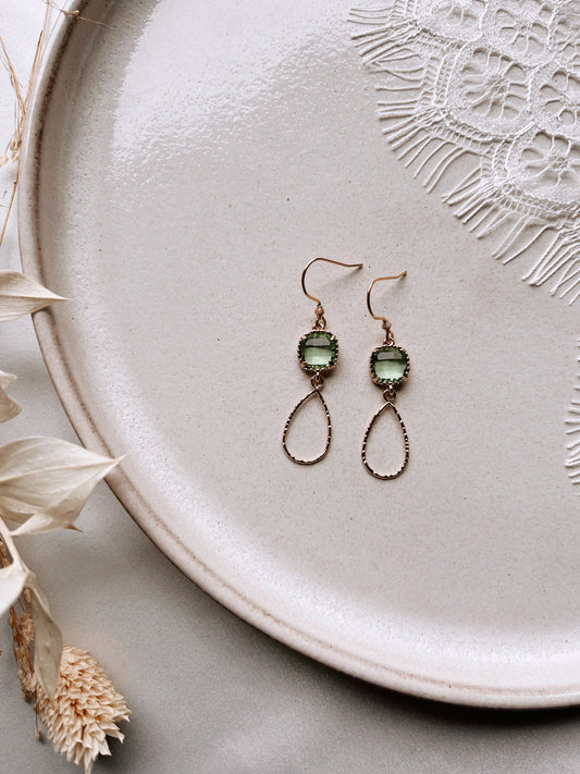 Ohrringe mit grünem Glasstein – Handgefertigte Tropfenohrringe aus Edelstahl | Eleganter Schmuck in Gold oder Silber
