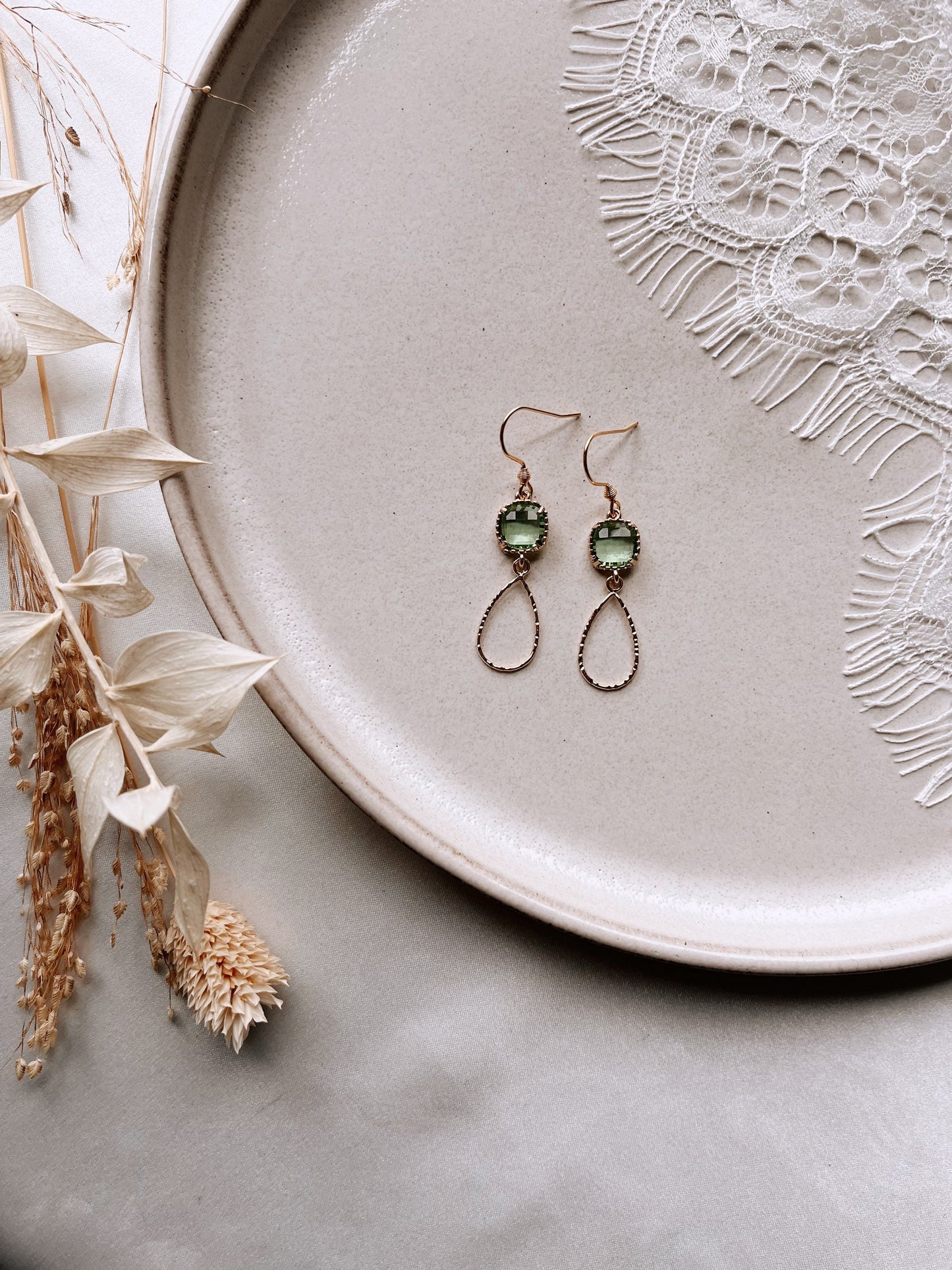 Ohrringe mit grünem Glasstein – Handgefertigte Tropfenohrringe aus Edelstahl | Eleganter Schmuck in Gold oder Silber