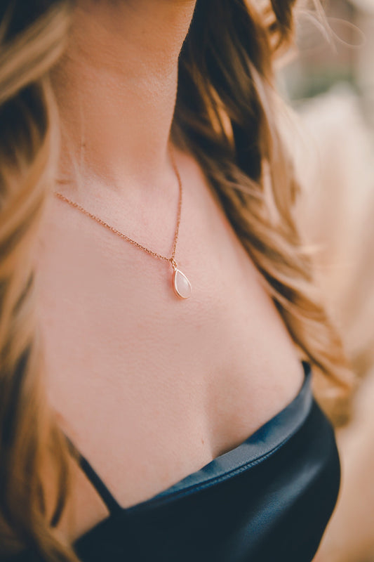 Schlichte Tropfenhalskette – Minimalistischer Brautschmuck in Gold, Silber oder Rosé