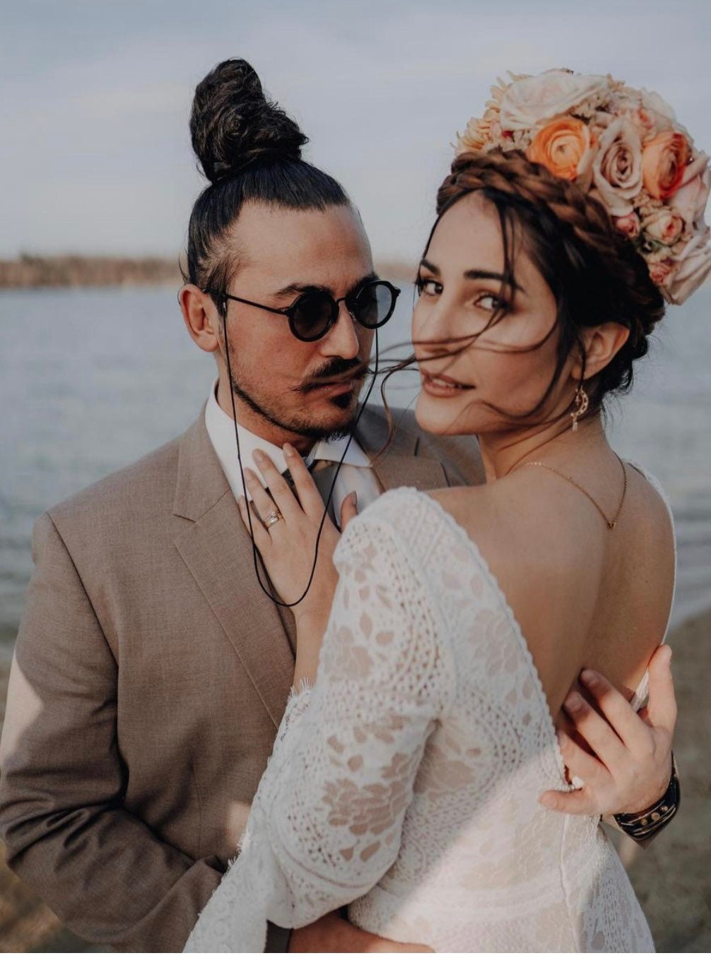 Boho Mondohrringe – Handgefertigte Ohrringe aus Edelstahl mit Strass & vergoldetem Glasanhänger | Schmuck für Boho Bräute & Freigeister