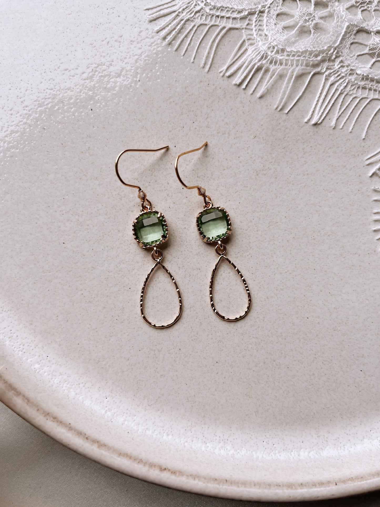 Ohrringe mit grünem Glasstein – Handgefertigte Tropfenohrringe aus Edelstahl | Eleganter Schmuck in Gold oder Silber