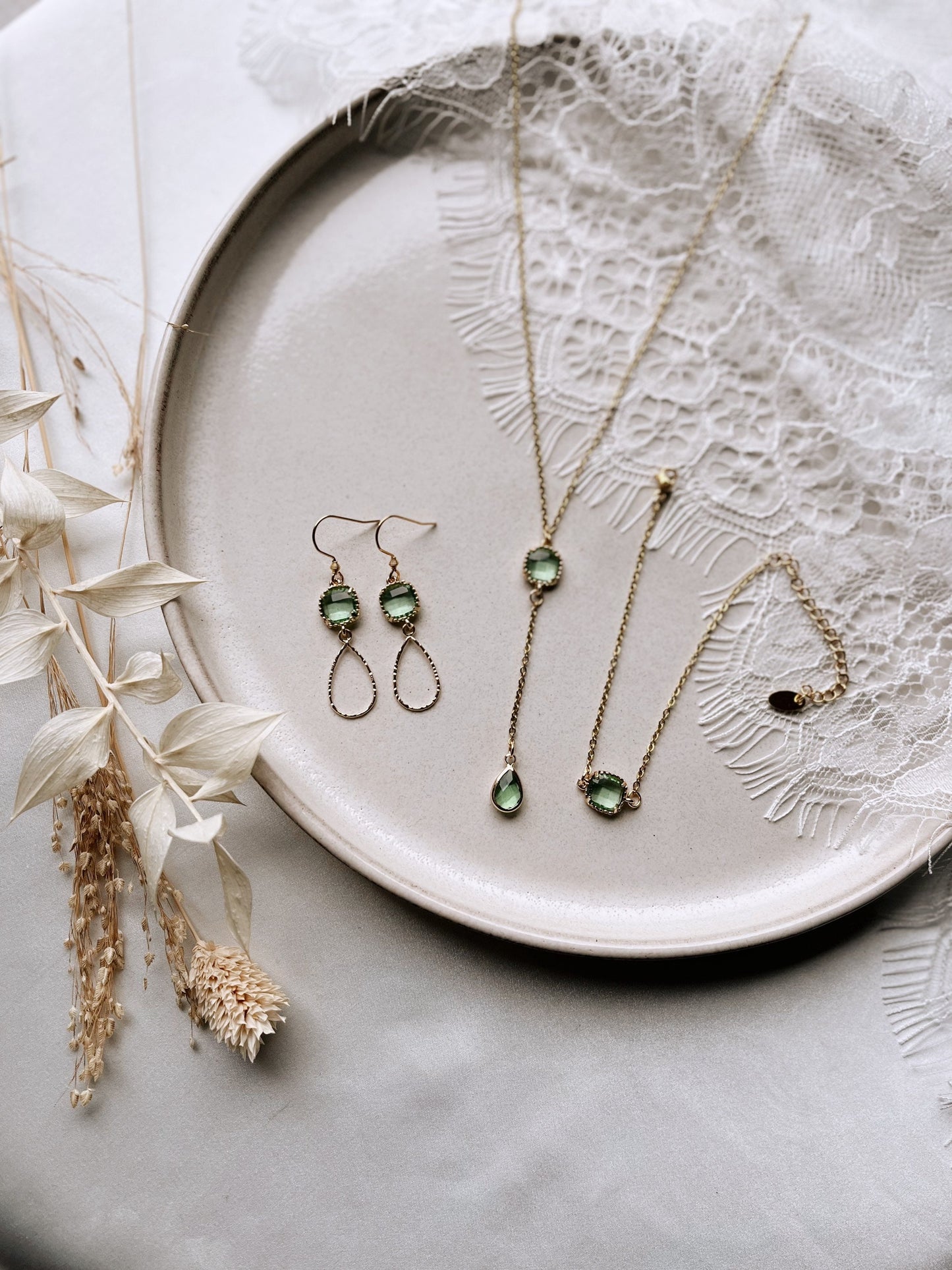 Ohrringe mit grünem Glasstein – Handgefertigte Tropfenohrringe aus Edelstahl | Eleganter Schmuck in Gold oder Silber