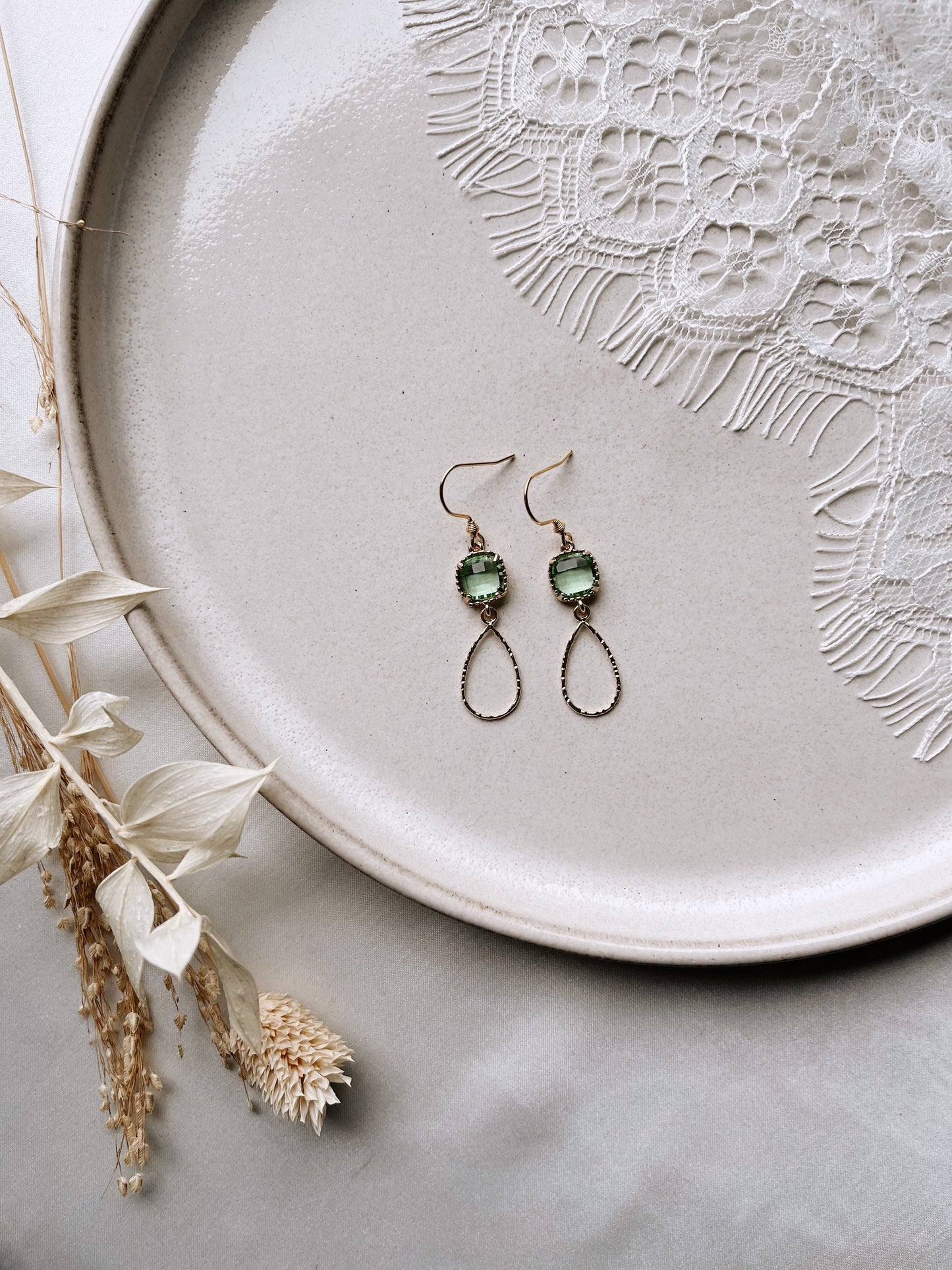 Ohrringe mit grünem Glasstein – Handgefertigte Tropfenohrringe aus Edelstahl | Eleganter Schmuck in Gold oder Silber