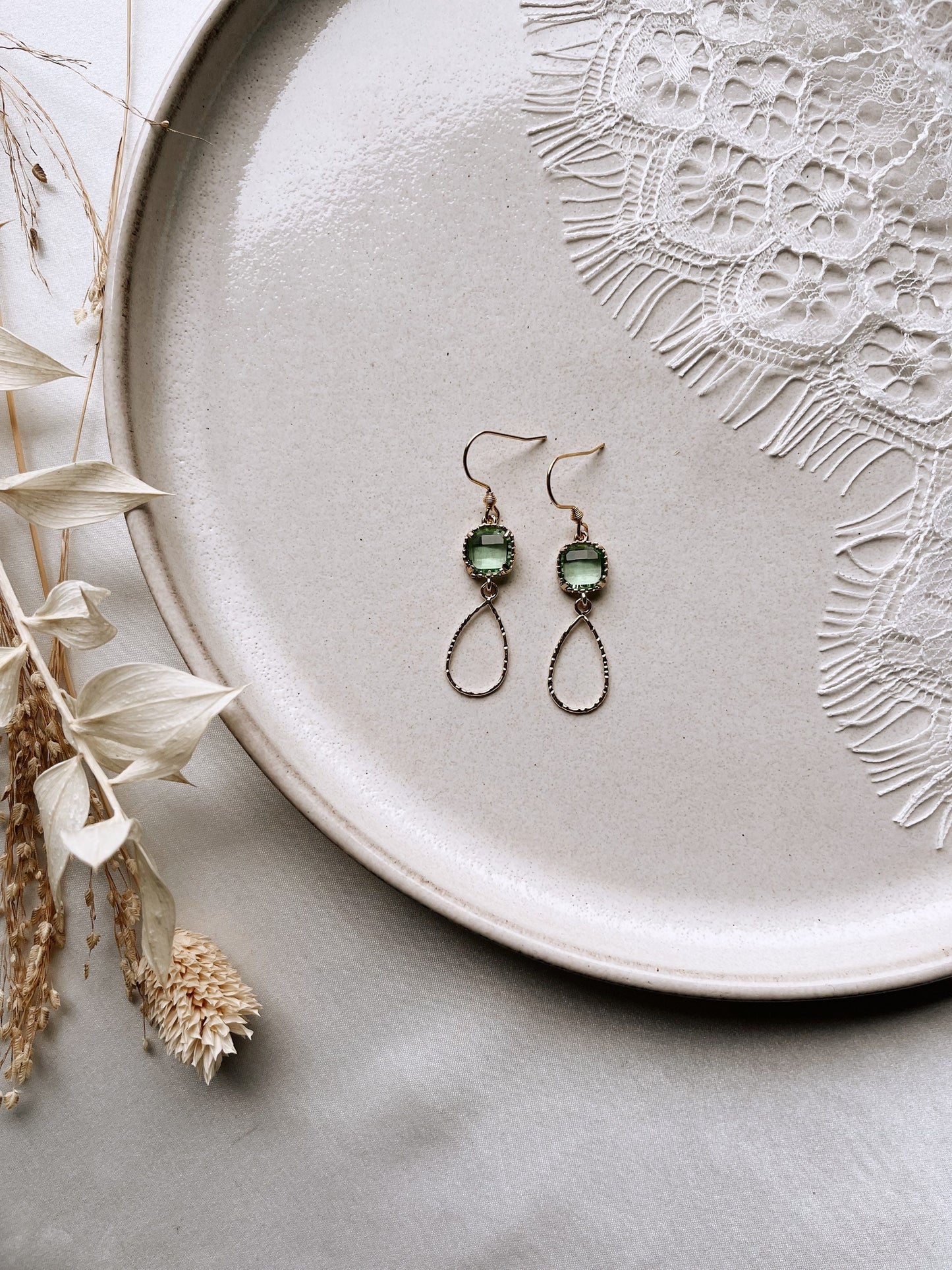 Ohrringe mit grünem Glasstein – Handgefertigte Tropfenohrringe aus Edelstahl | Eleganter Schmuck in Gold oder Silber