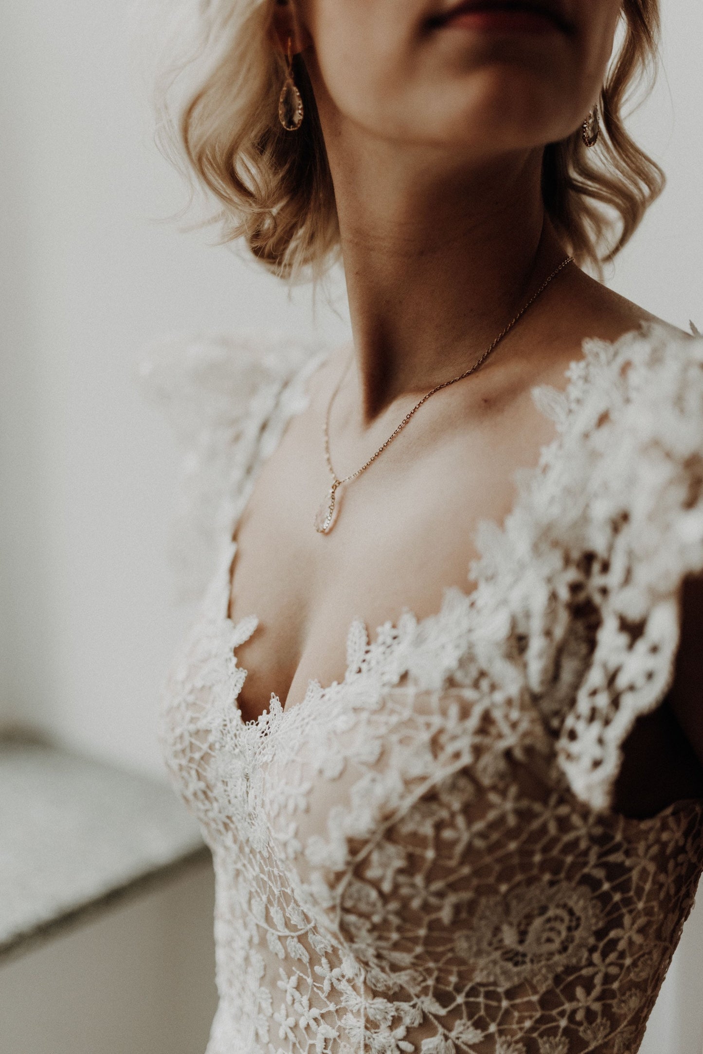 Schmuckset Silber für die Braut – Handgefertigtes Set mit Glastropfen Anhängern | Edelstahlkette & Ohrringe in zeitloser Eleganz