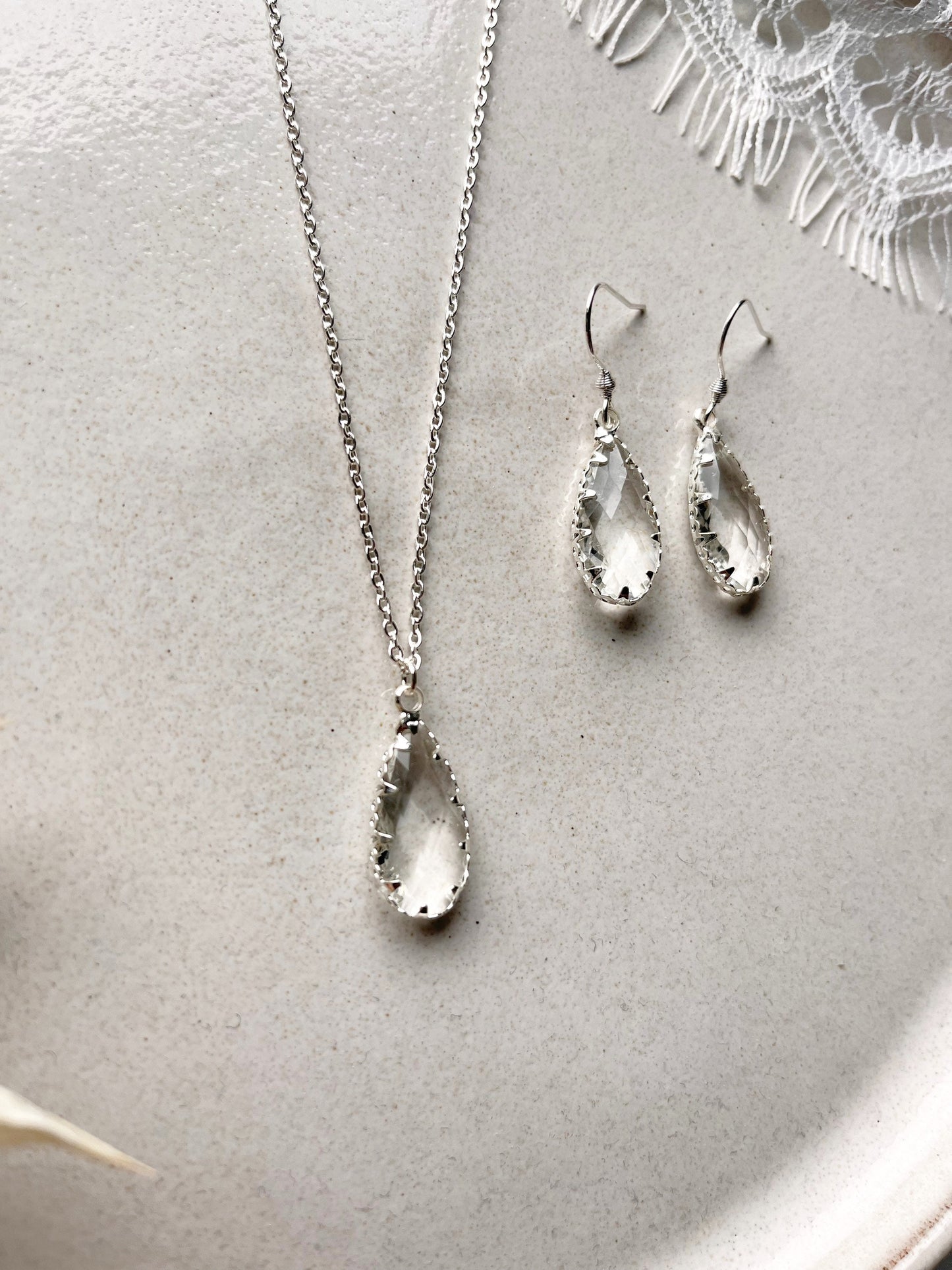 Schmuckset Silber für die Braut – Handgefertigtes Set mit Glastropfen Anhängern | Edelstahlkette & Ohrringe in zeitloser Eleganz