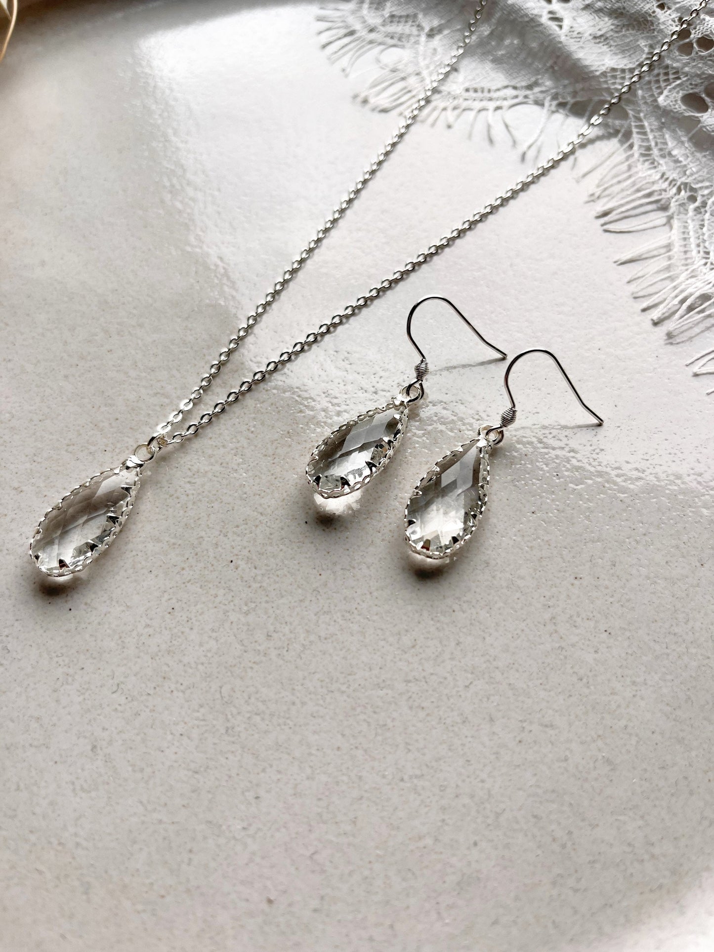 Schmuckset Silber für die Braut – Handgefertigtes Set mit Glastropfen Anhängern | Edelstahlkette & Ohrringe in zeitloser Eleganz