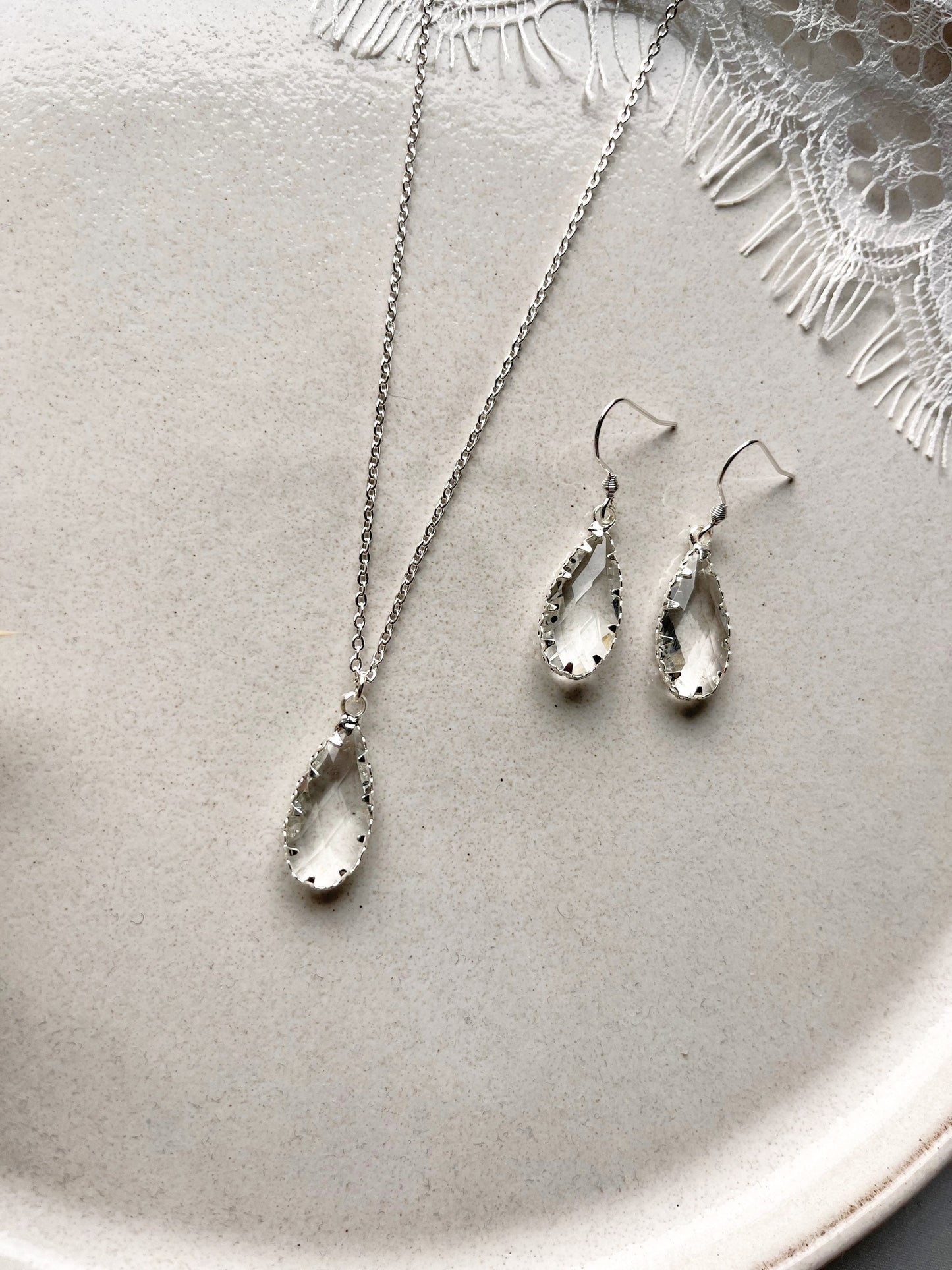 Schmuckset Silber für die Braut – Handgefertigtes Set mit Glastropfen Anhängern | Edelstahlkette & Ohrringe in zeitloser Eleganz