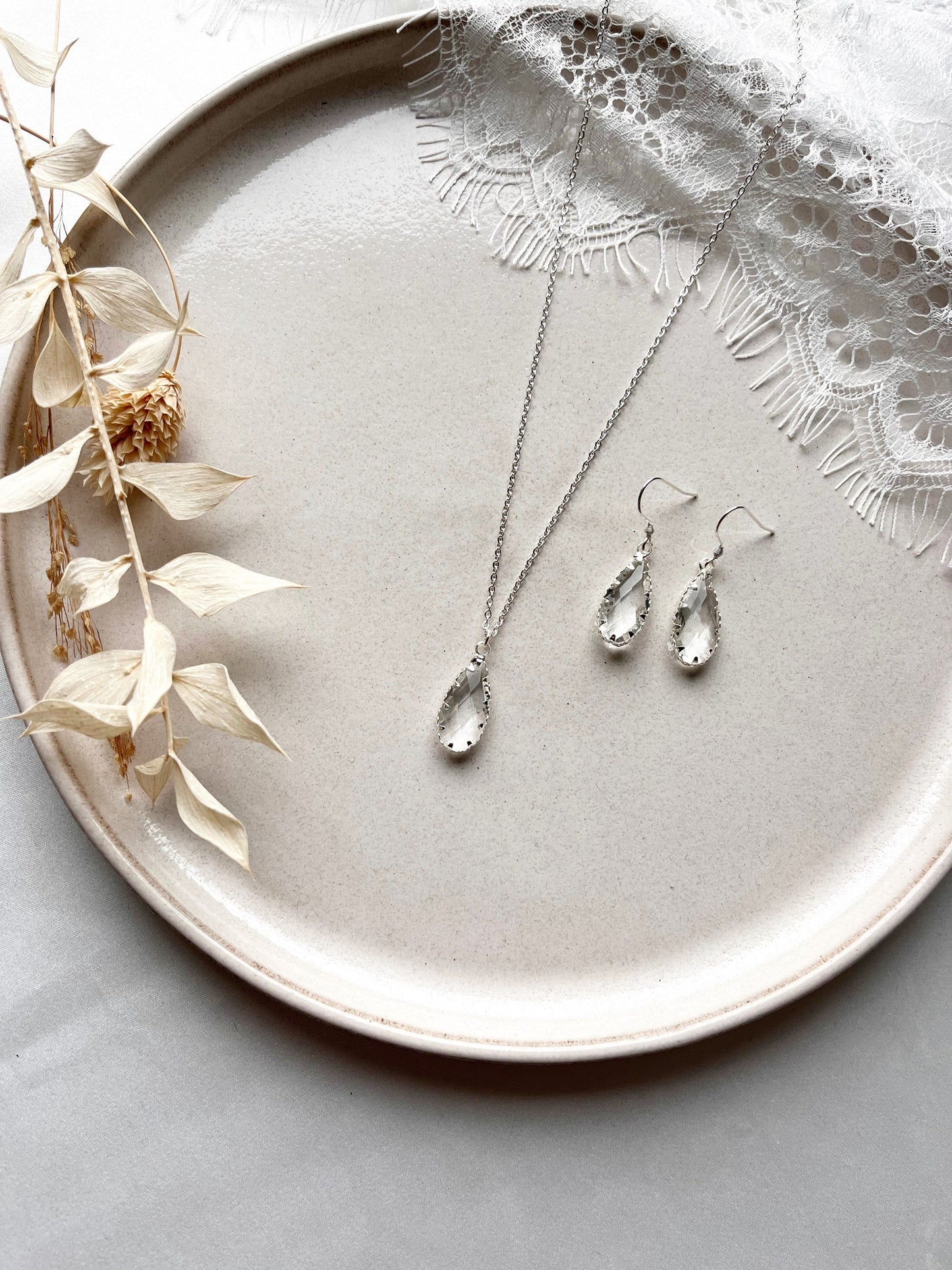 Schmuckset Silber für die Braut – Handgefertigtes Set mit Glastropfen Anhängern | Edelstahlkette & Ohrringe in zeitloser Eleganz