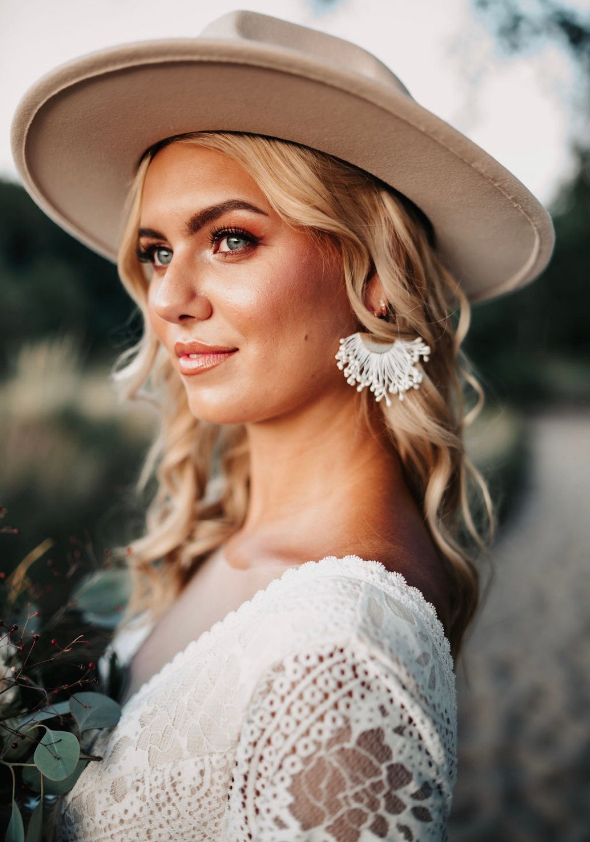 Schwarze Boho Ohrringe – Handgefertigte Statement-Ohrringe mit Fächerelement aus Baumwolle | Edelstahl Ohrhaken in Gold