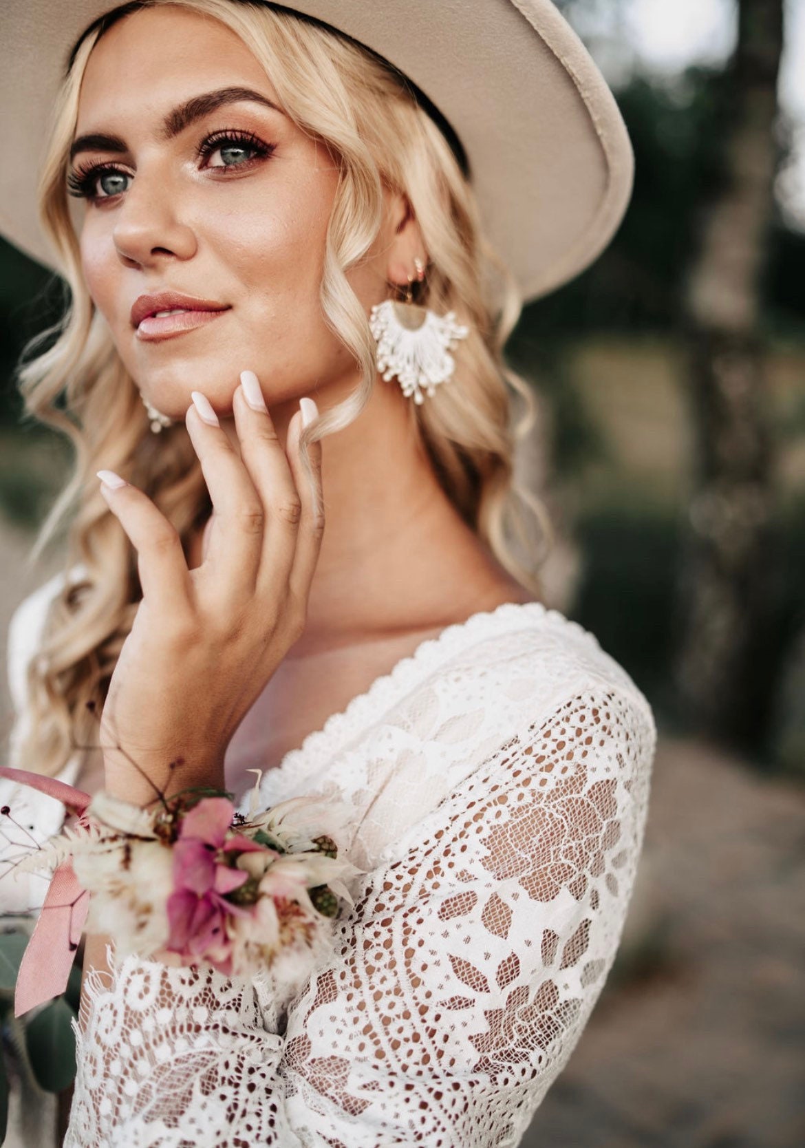 Schwarze Boho Ohrringe – Handgefertigte Statement-Ohrringe mit Fächerelement aus Baumwolle | Edelstahl Ohrhaken in Gold