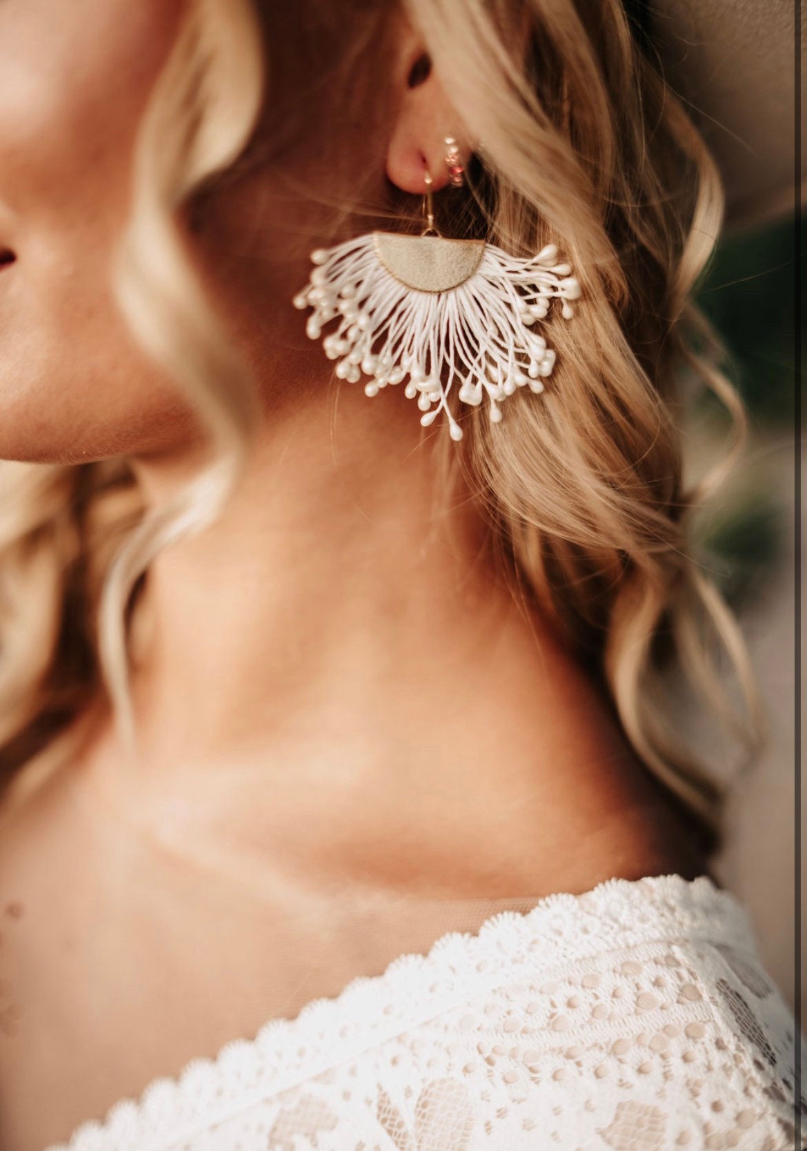 Schwarze Boho Ohrringe – Handgefertigte Statement-Ohrringe mit Fächerelement aus Baumwolle | Edelstahl Ohrhaken in Gold