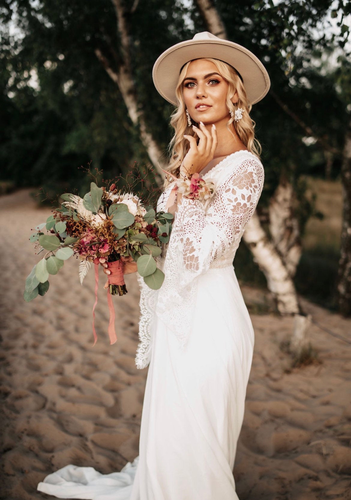 Schwarze Boho Ohrringe – Handgefertigte Statement-Ohrringe mit Fächerelement aus Baumwolle | Edelstahl Ohrhaken in Gold