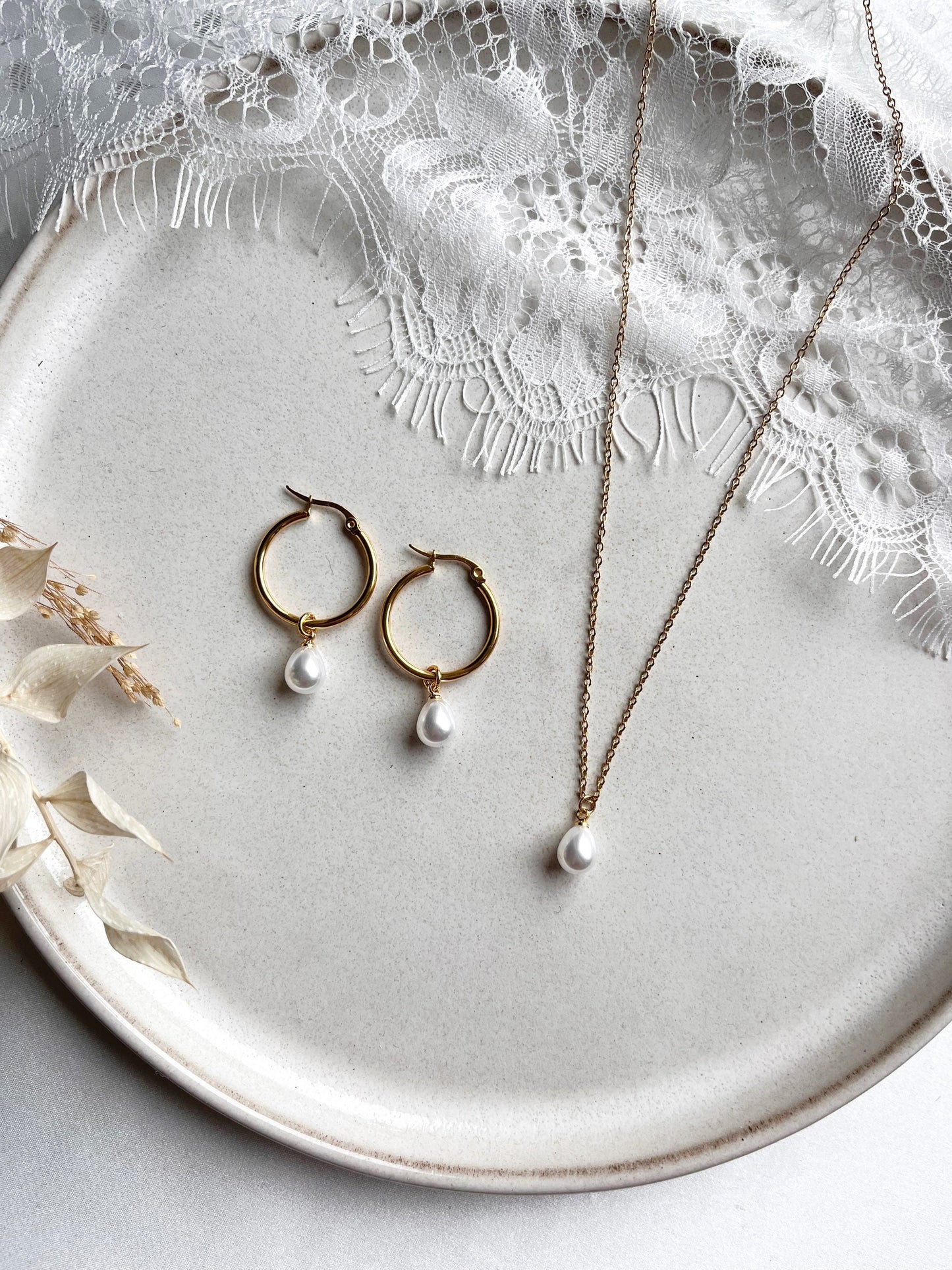 Braut Perlen Schmuckset – Edelstahl Creolen & Kette mit abnehmbaren Perlenanhängern | In Gold oder Silber, handgefertigt