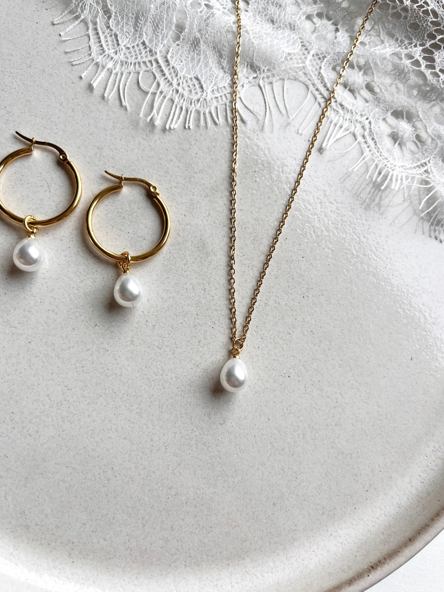 Braut Perlen Schmuckset – Edelstahl Creolen & Kette mit abnehmbaren Perlenanhängern | In Gold oder Silber, handgefertigt