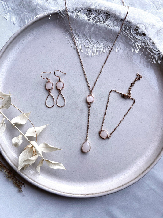 Filigranes Brautschmuckset in Roségold – Zarter Schmuck mit geschliffenem Glas in Cremeweiß