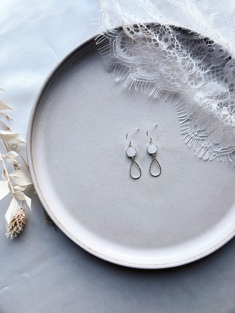 Brautohrringe Silber Weiß Filigran – Handgefertigte Ohrringe mit weißen Glaselementen & Tropfenanhänger | Edelstahl Schmuck