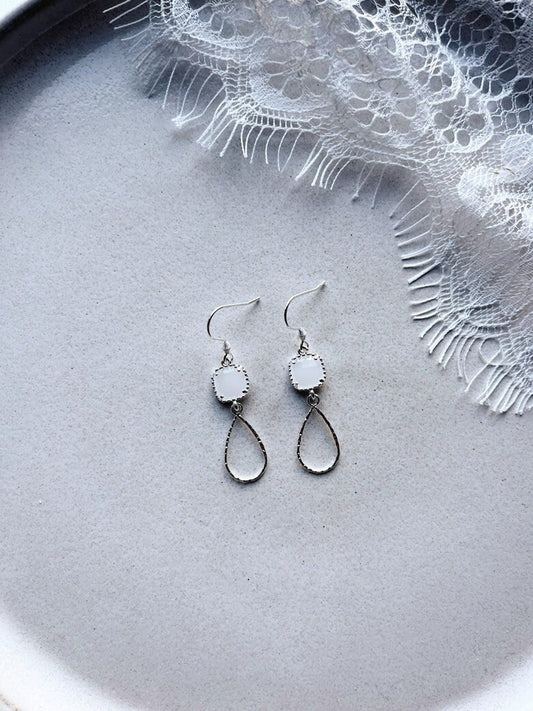 Brautohrringe Silber Weiß Filigran – Handgefertigte Ohrringe mit weißen Glaselementen & Tropfenanhänger | Edelstahl Schmuck