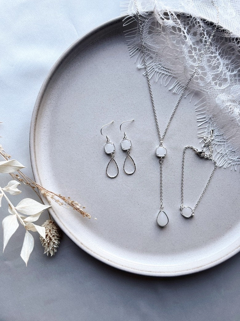 Brautohrringe Silber Weiß Filigran – Handgefertigte Ohrringe mit weißen Glaselementen & Tropfenanhänger | Edelstahl Schmuck