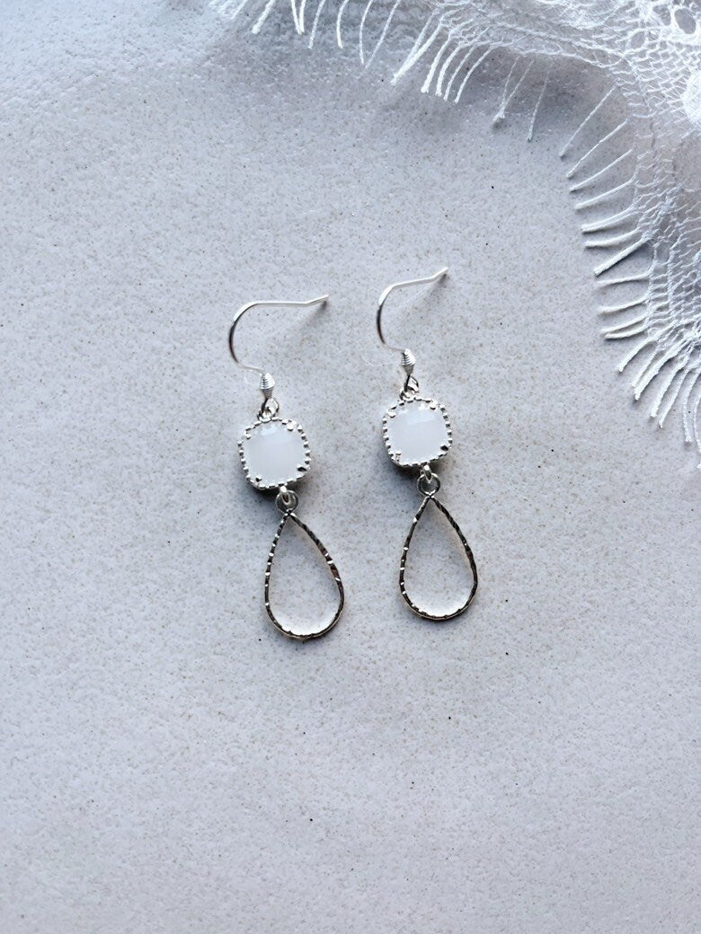 Brautohrringe Silber Weiß Filigran – Handgefertigte Ohrringe mit weißen Glaselementen & Tropfenanhänger | Edelstahl Schmuck