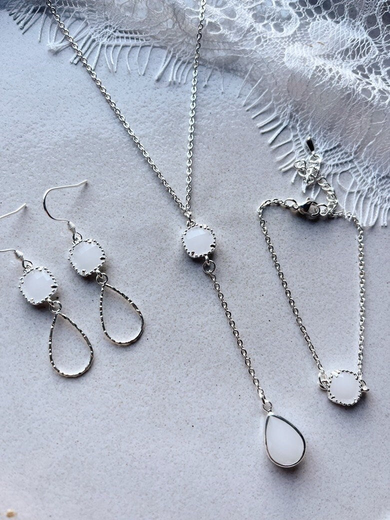 Brautohrringe Silber Weiß Filigran – Handgefertigte Ohrringe mit weißen Glaselementen & Tropfenanhänger | Edelstahl Schmuck