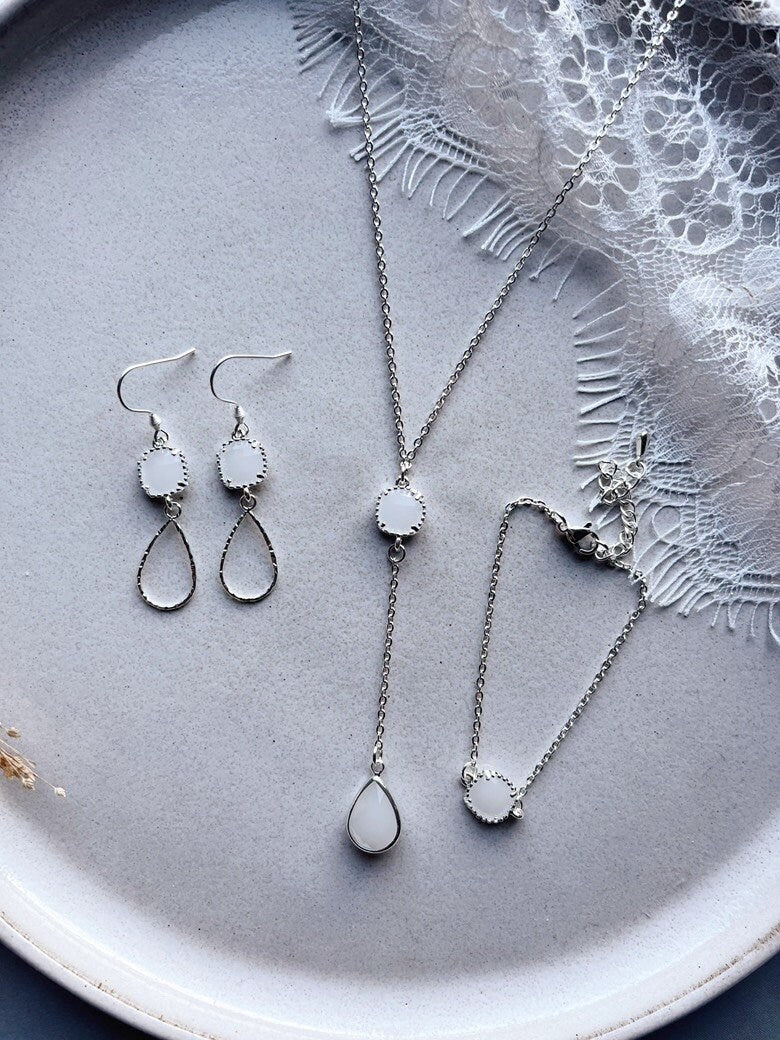 Brautohrringe Silber Weiß Filigran – Handgefertigte Ohrringe mit weißen Glaselementen & Tropfenanhänger | Edelstahl Schmuck