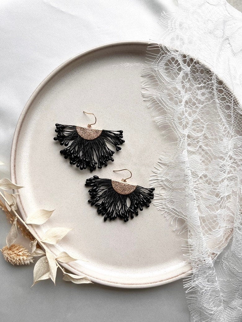 Schwarze Boho Ohrringe – Handgefertigte Statement-Ohrringe mit Fächerelement aus Baumwolle | Edelstahl Ohrhaken in Gold