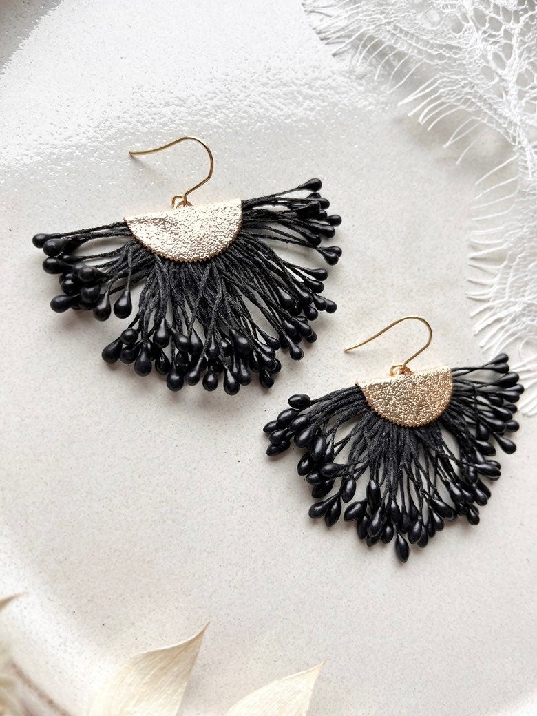 Schwarze Boho Ohrringe – Handgefertigte Statement-Ohrringe mit Fächerelement aus Baumwolle | Edelstahl Ohrhaken in Gold