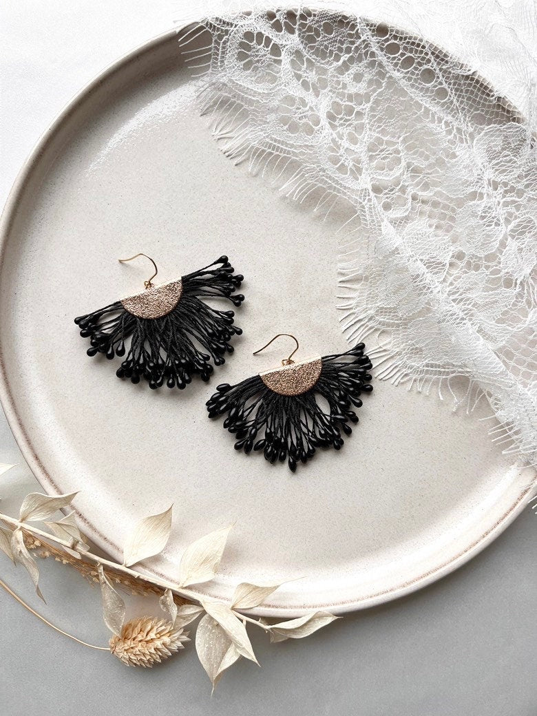 Schwarze Boho Ohrringe – Handgefertigte Statement-Ohrringe mit Fächerelement aus Baumwolle | Edelstahl Ohrhaken in Gold