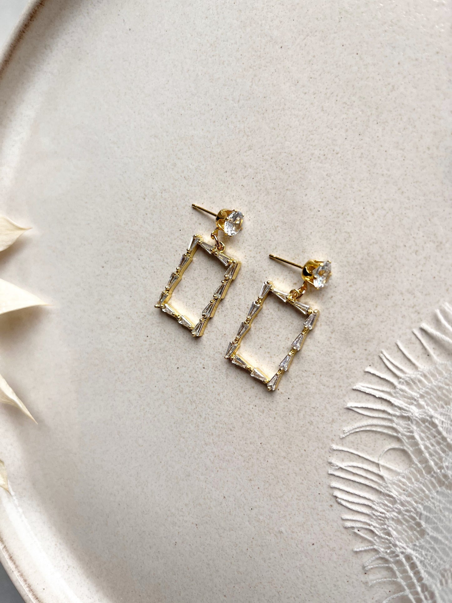 Glitzernder Ohrring Gold – Elegante Rechteck-Ohrringe mit Zirkoniasteinen | Edelstahl Ohrstecker vergoldet für besondere Anlässe