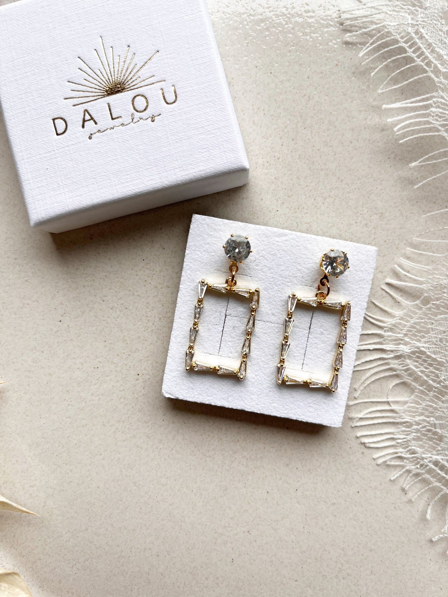 Glitzernder Ohrring Gold – Elegante Rechteck-Ohrringe mit Zirkoniasteinen | Edelstahl Ohrstecker vergoldet für besondere Anlässe