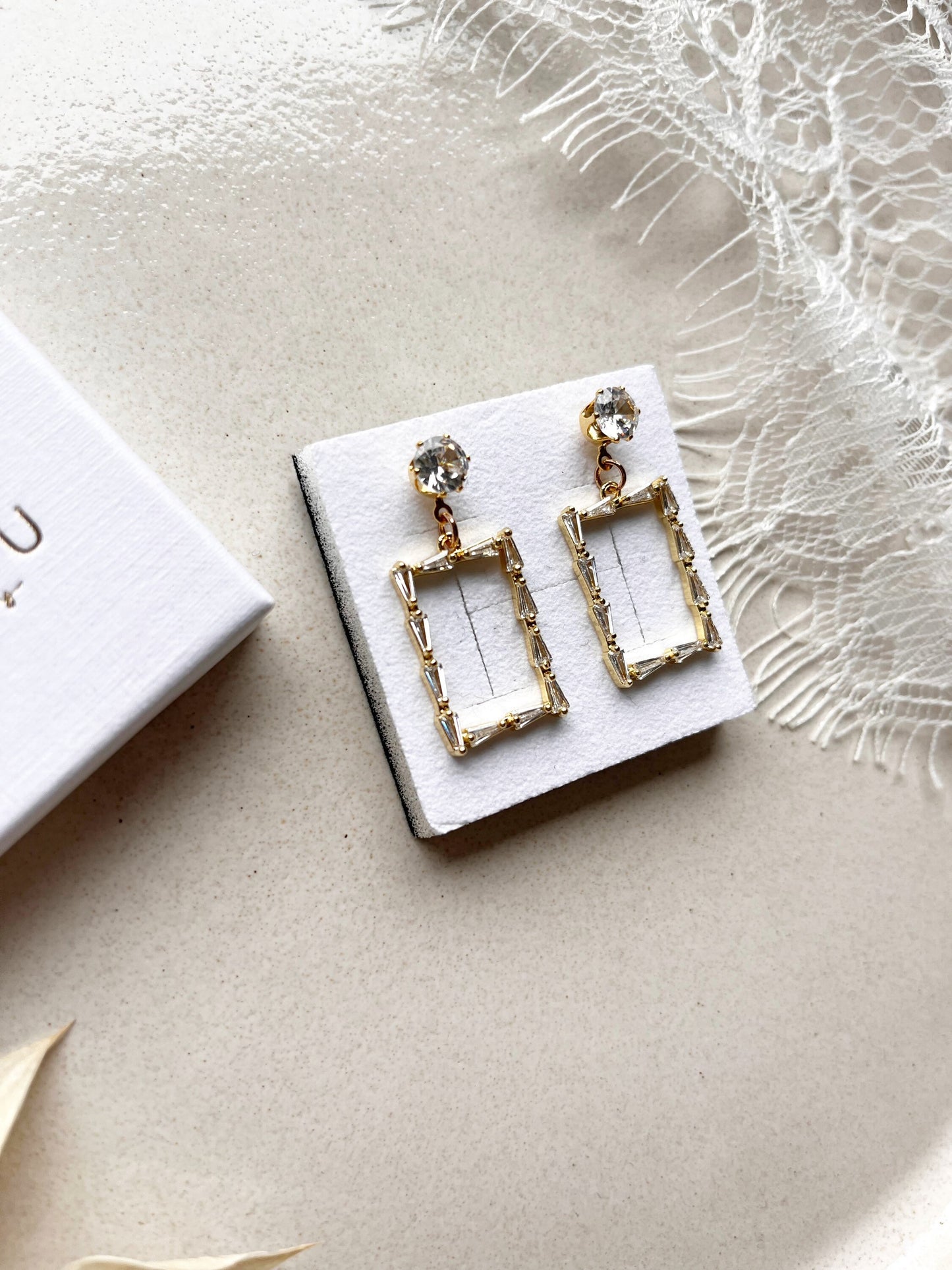 Glitzernder Ohrring Gold – Elegante Rechteck-Ohrringe mit Zirkoniasteinen | Edelstahl Ohrstecker vergoldet für besondere Anlässe