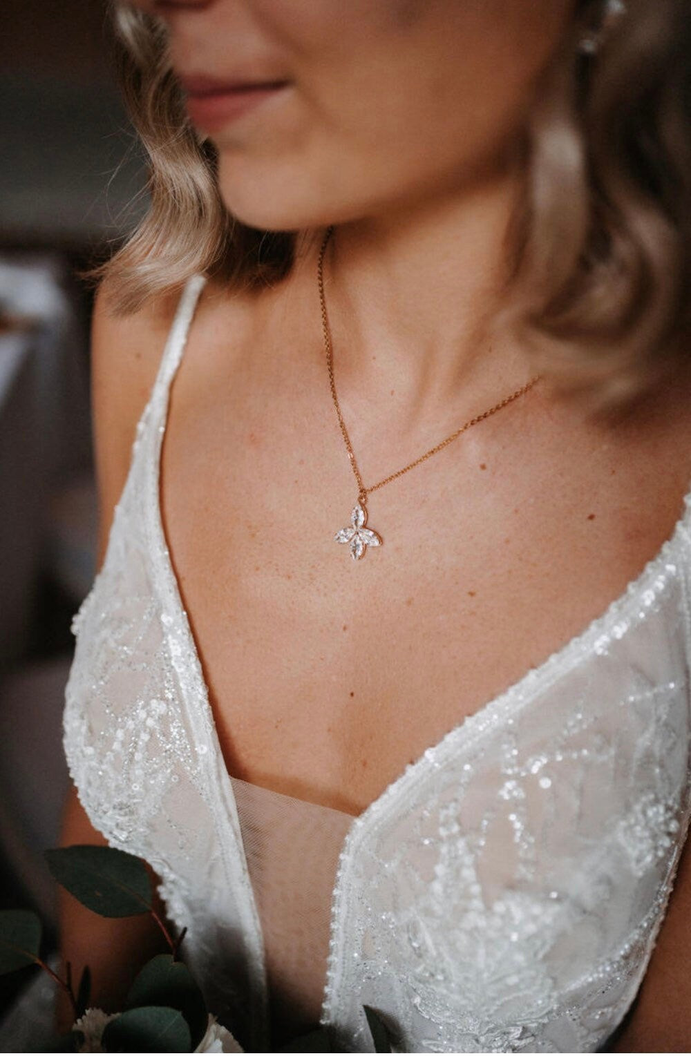 Braut Schmuckset Gold mit Glitzer – Handgefertigtes Schmuckset aus Edelstahl mit Zirkoniablüten | Eleganter Brautschmuck für Hochzeit & Feste