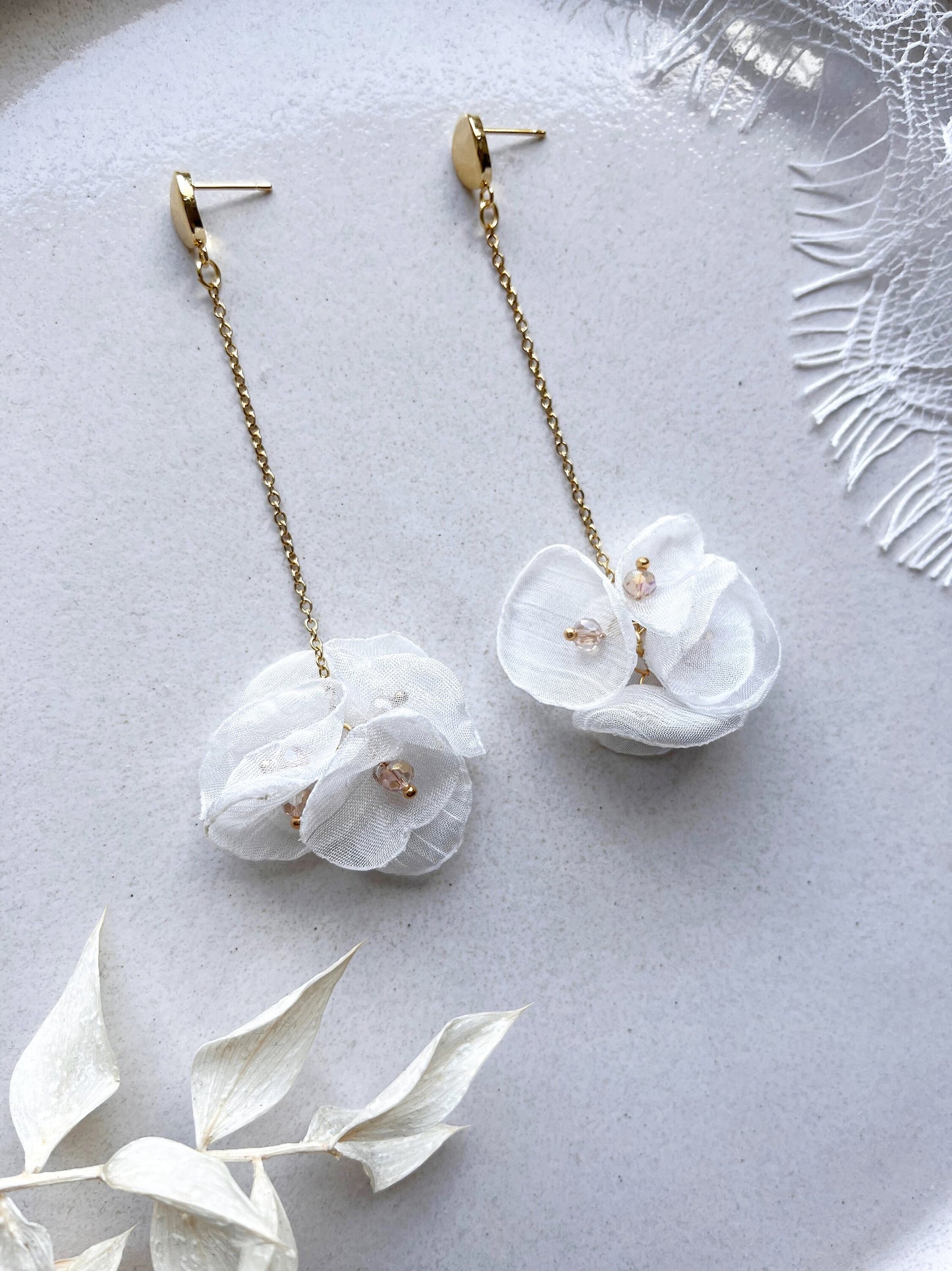 Ohrringe für die Braut Floral Gold – Zarte Seidenblüten-Ohrringe mit Glasperlen | Handgefertigter Brautschmuck aus Edelstahl