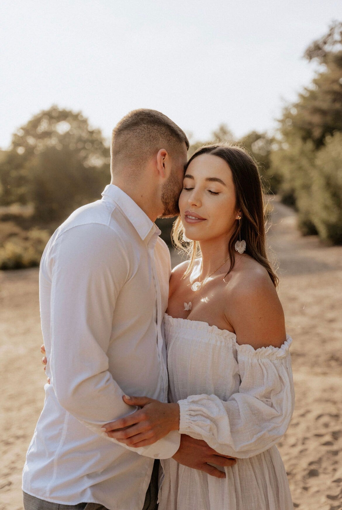 Ohrringe für die Braut Floral Gold – Zarte Seidenblüten-Ohrringe mit Glasperlen | Handgefertigter Brautschmuck aus Edelstahl