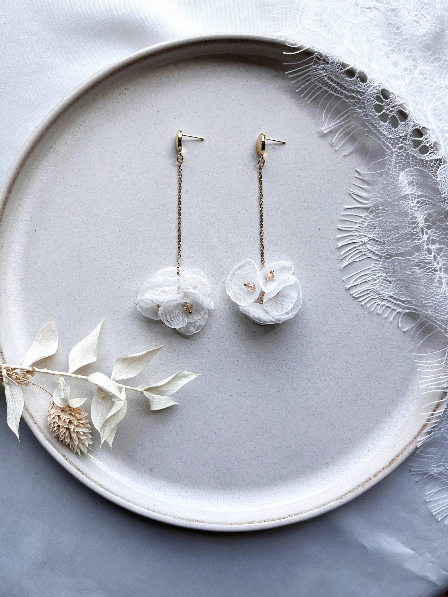 Ohrringe für die Braut Floral Gold – Zarte Seidenblüten-Ohrringe mit Glasperlen | Handgefertigter Brautschmuck aus Edelstahl