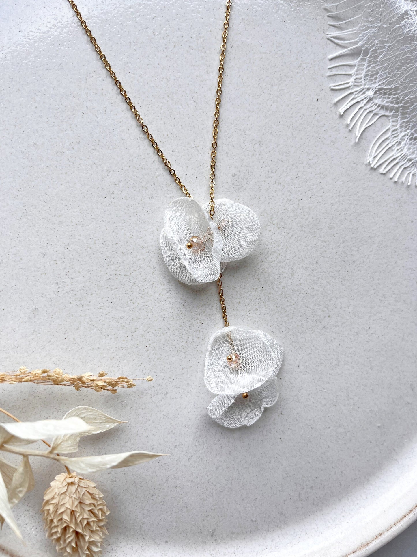 Brautkette mit Seidenblüten Y Lariat – Handgefertigte goldene Kette in Y-Form | Edelstahl Schmuck für die moderne Braut