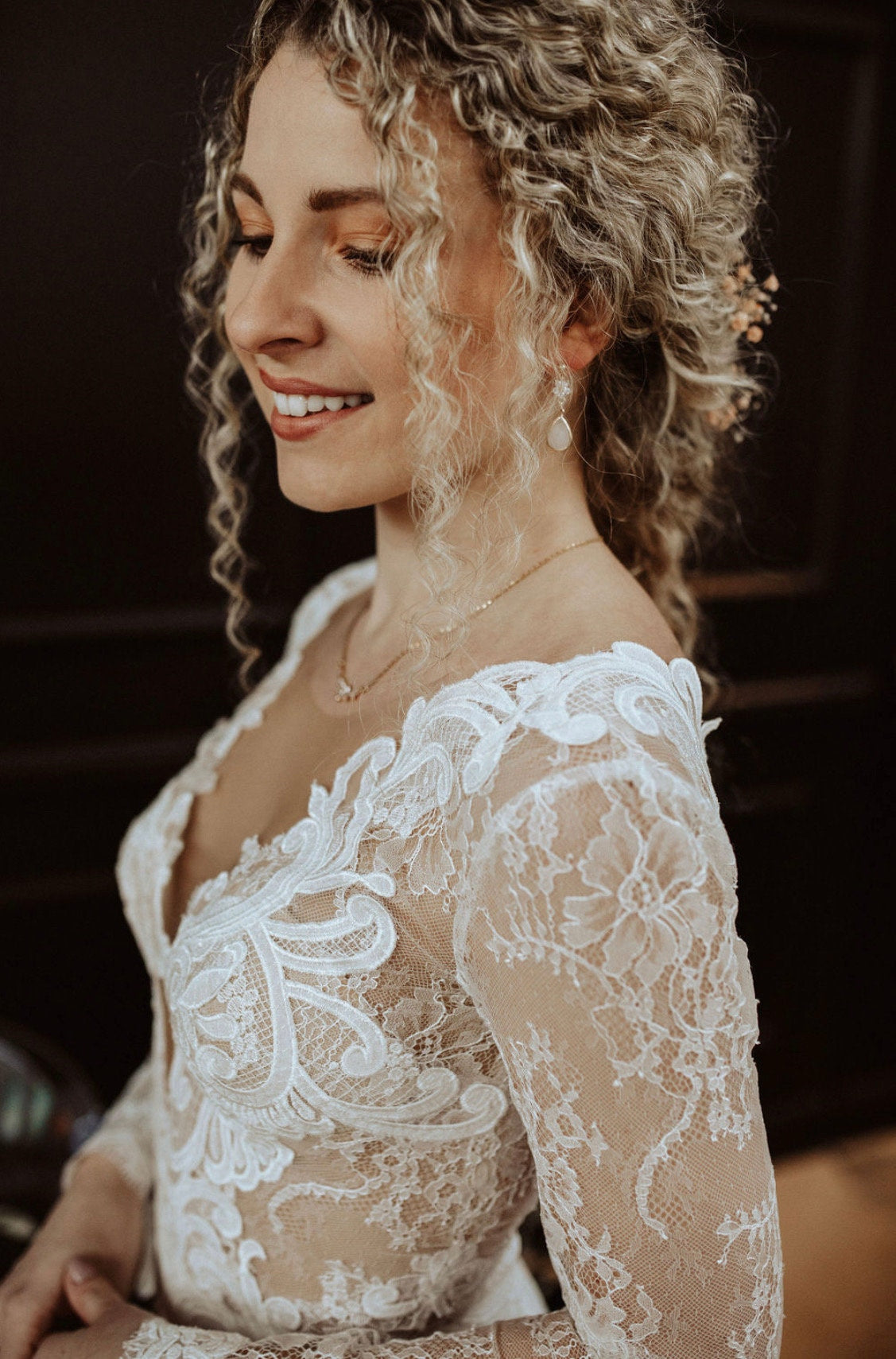 Florale Tropfenohrringe – zarte Edelstahl Ohrringe mit Zirkoniablüte und Glastropfen für Braut & Alltag