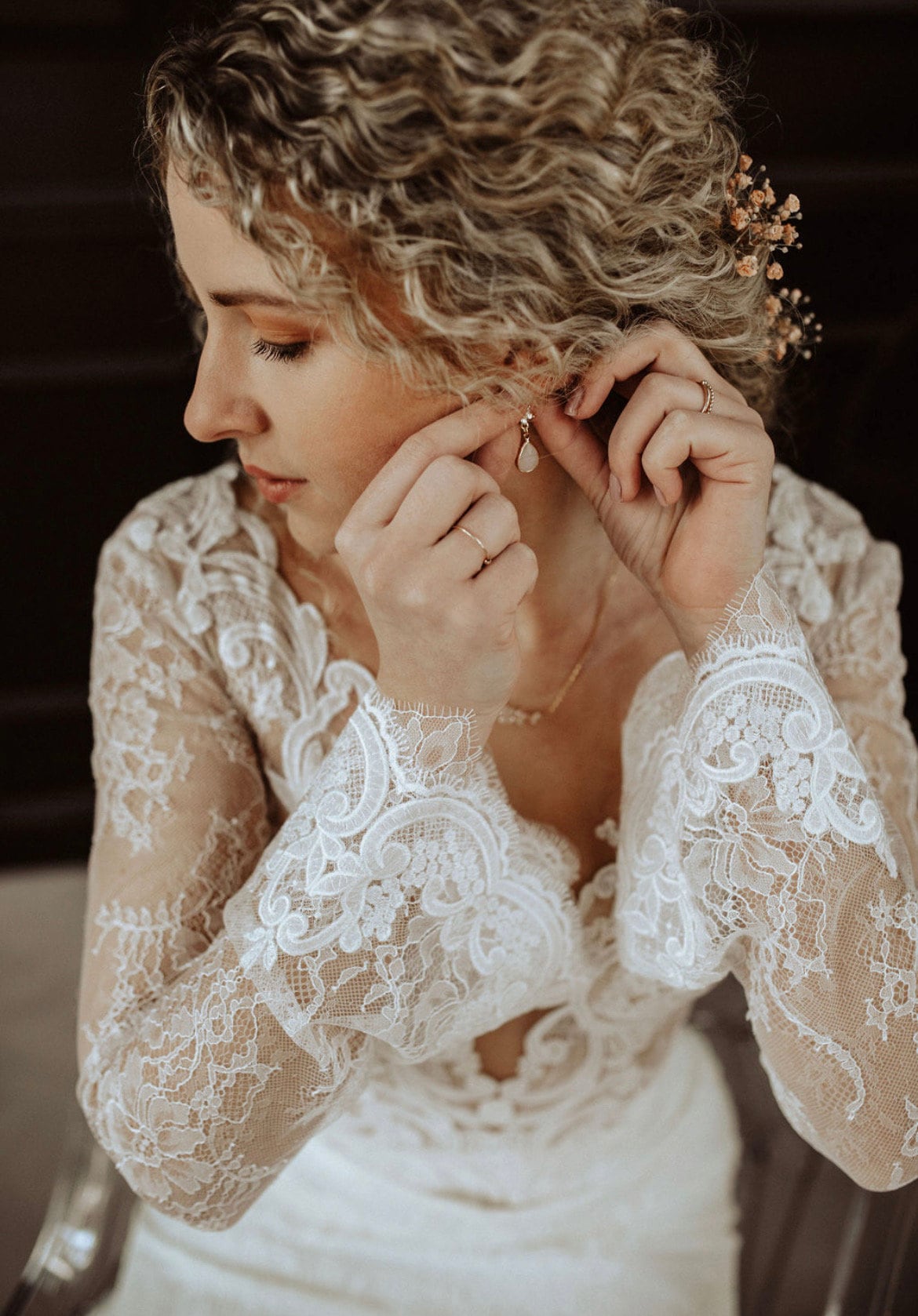 Florale Tropfenohrringe – zarte Edelstahl Ohrringe mit Zirkoniablüte und Glastropfen für Braut & Alltag